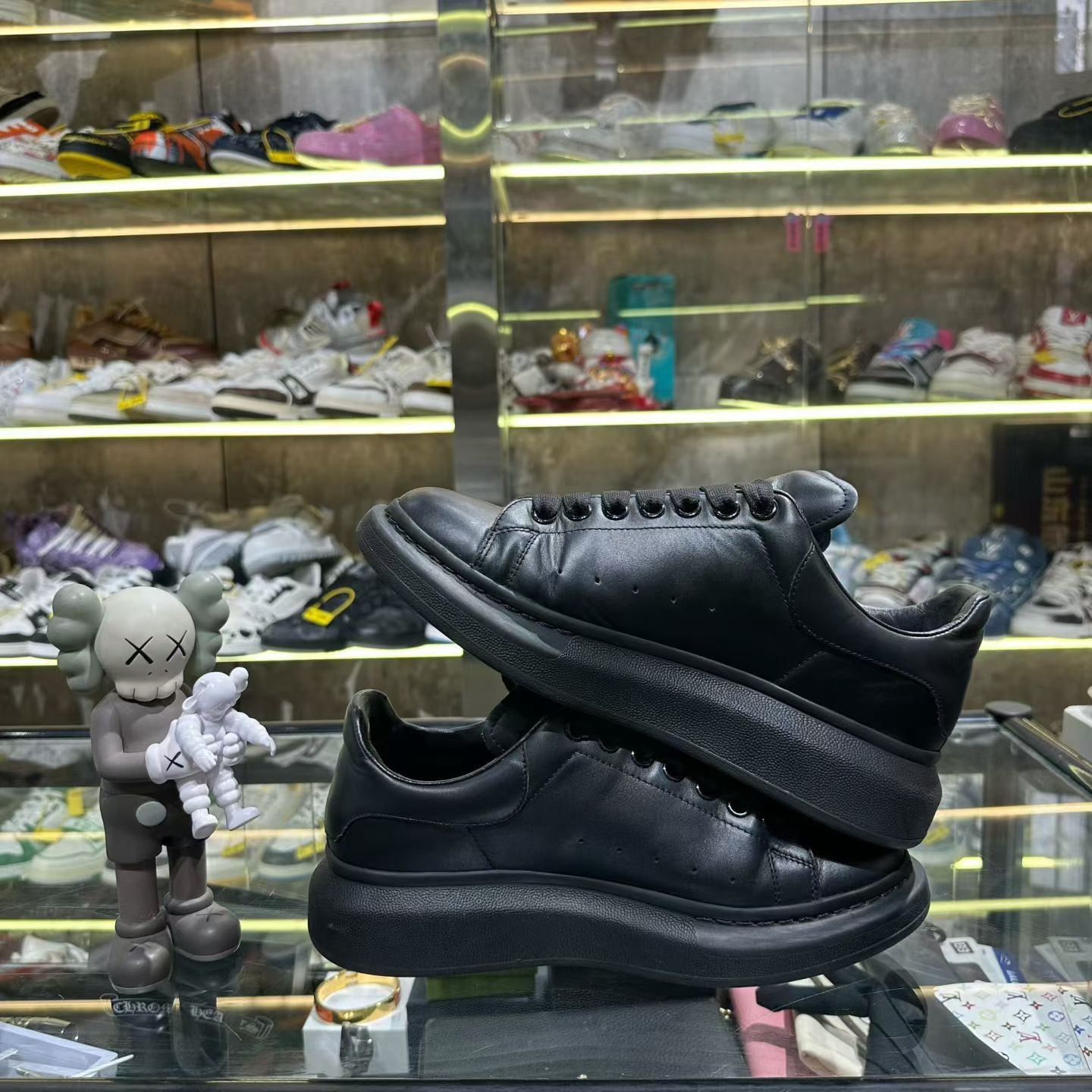 Alexander McQueen Alexander McQueen Black Lowtop Sneakers 7 Men Size US 7 / EU 40 - 4 Thumbnail