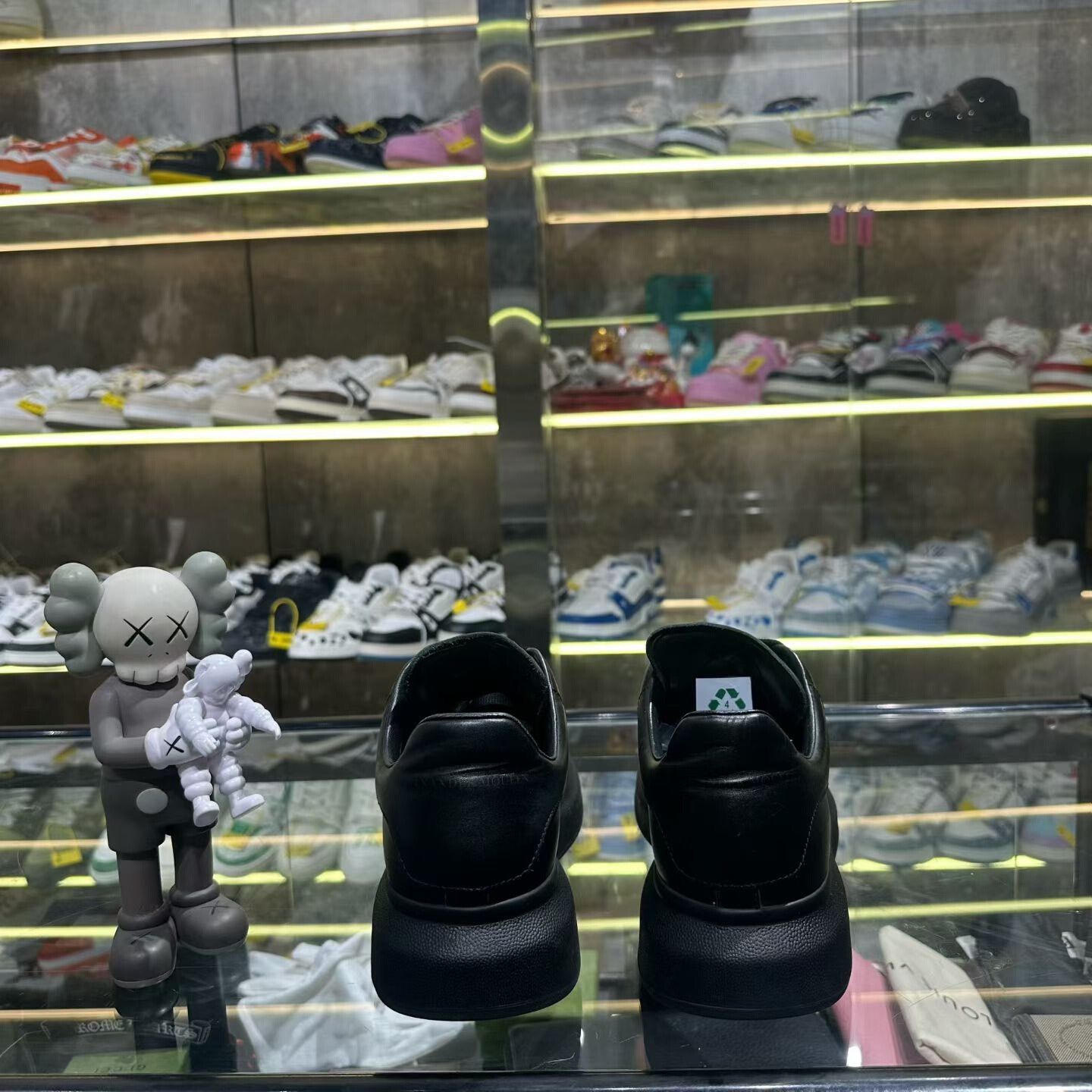 Alexander McQueen Alexander McQueen Black Lowtop Sneakers us_10 Women Size US 10 / IT 40 - 3 Thumbnail
