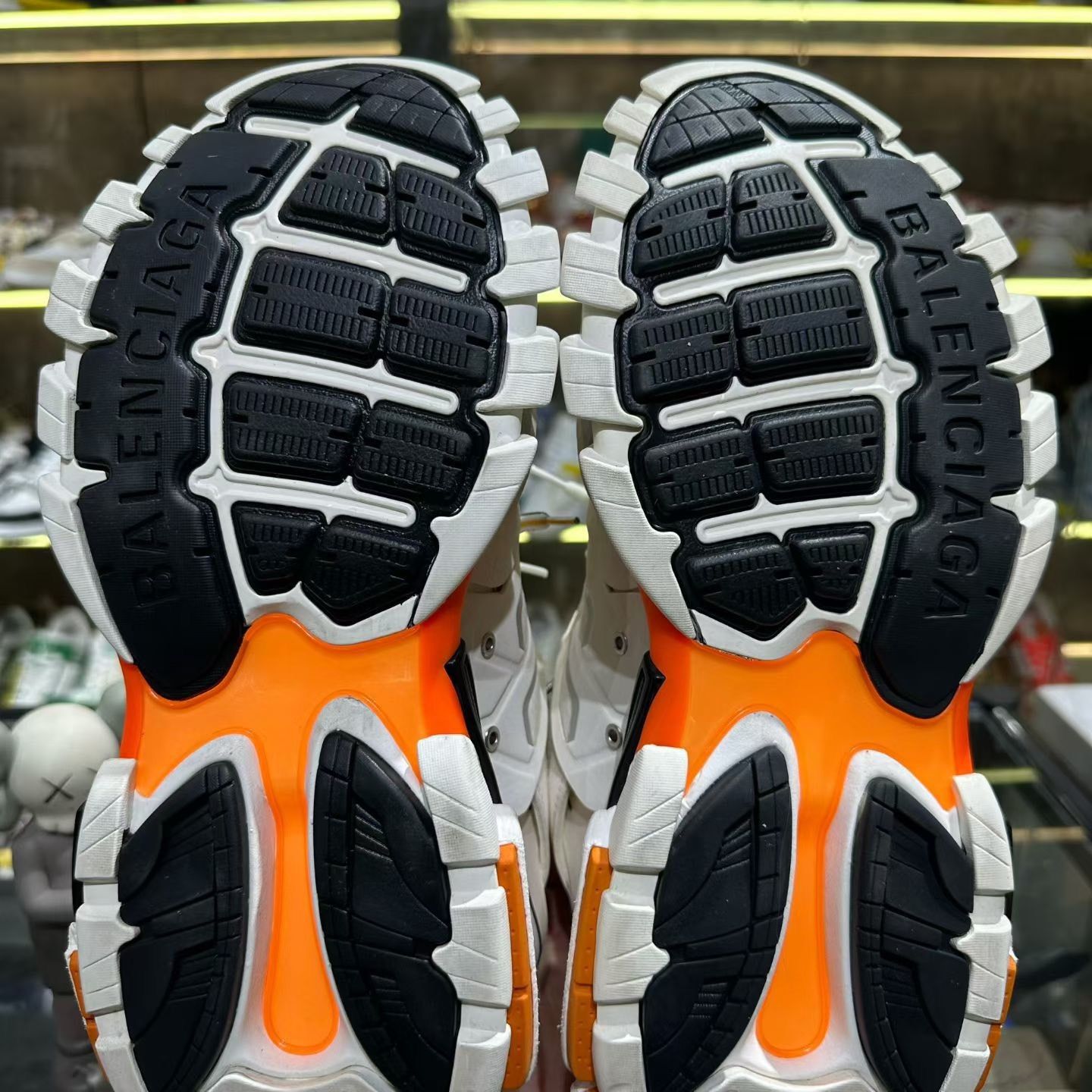 Balenciaga Balenciaga Orange Lowtop Sneakers 10 Men Size US 10 / EU 43 - 8 Thumbnail