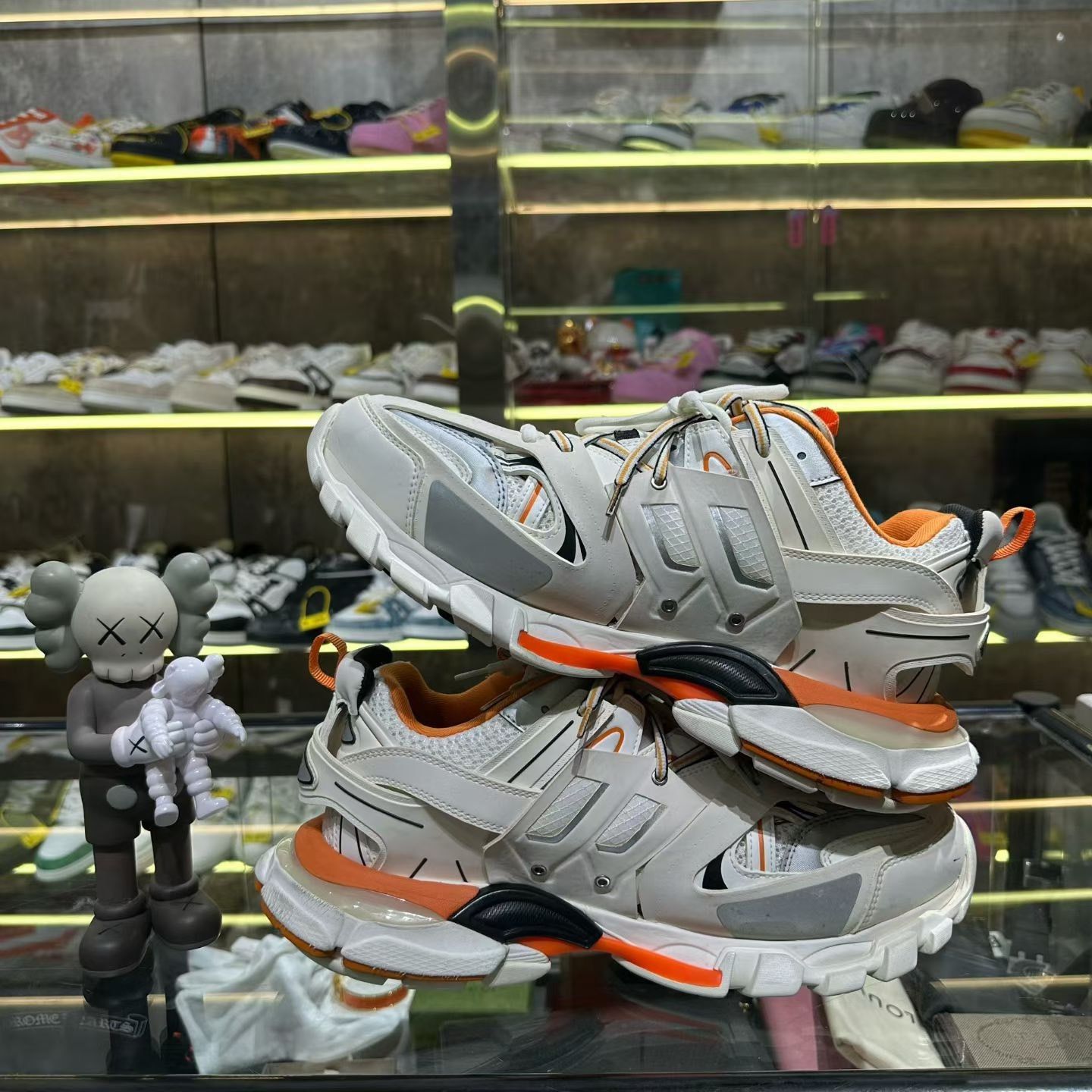 Balenciaga Balenciaga Orange Lowtop Sneakers 10 Men Size US 10 / EU 43 - 5 Thumbnail