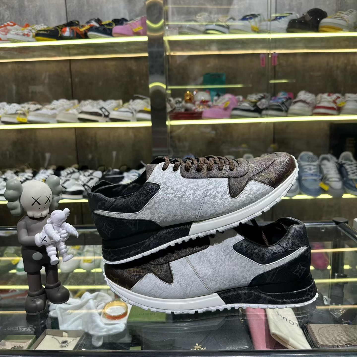 Louis Vuitton Louis Vuitton Multi Lowtop Sneakers 9.5 Men Size US 9.5 / EU 42-43 - 3 Thumbnail