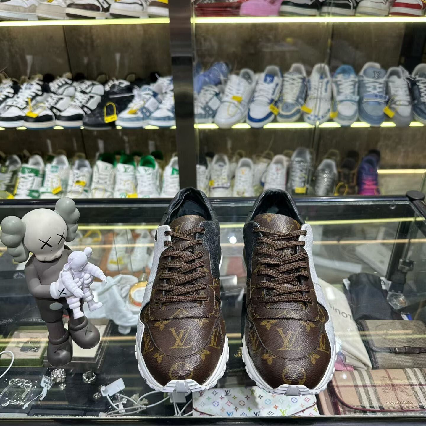 Louis Vuitton Louis Vuitton Multi Lowtop Sneakers 9.5 Men Size US 9.5 / EU 42-43 - 4 Thumbnail