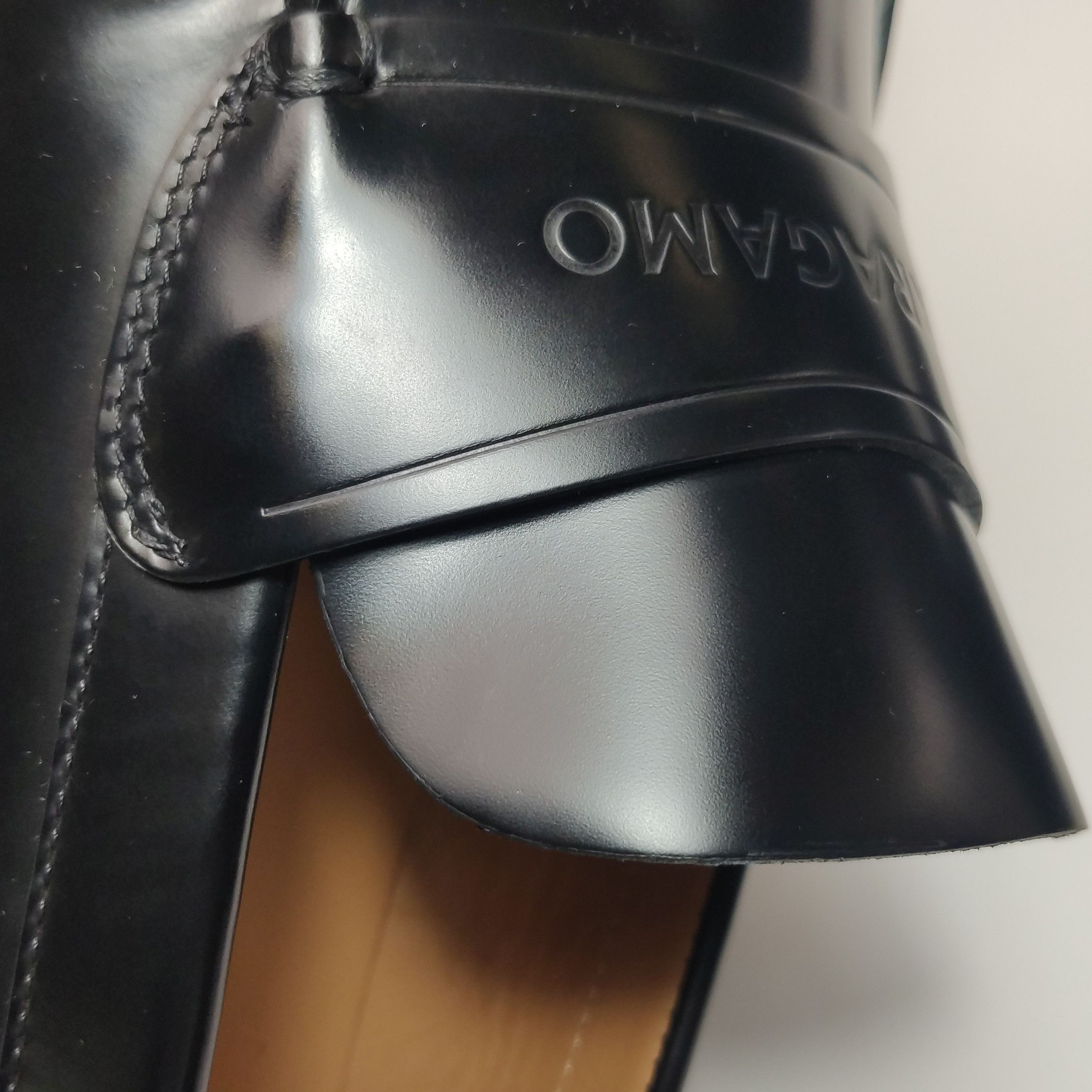 Salvatore Ferragamo Salvatore Ferragamo Black Leather Logo Loafers 9.5 Size US 10 / EU 43 - 13 Thumbnail