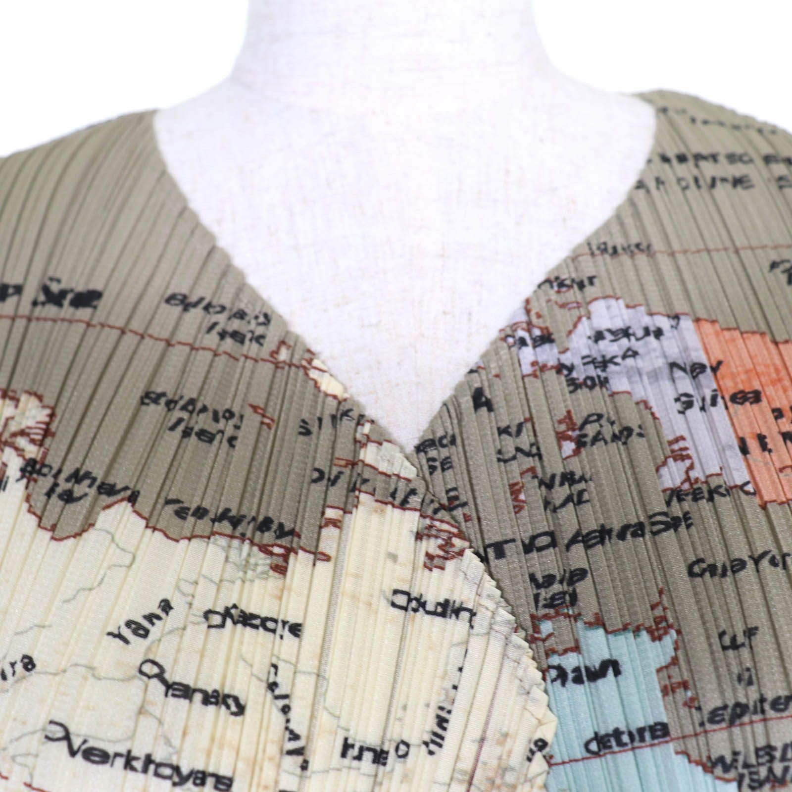 Issey Miyake Issey Miyake Pleats Please World Map Polyester Cardigan Textile Tops PP81-J0594 DUTY FREE for USA Size ONE SIZE - 4 Thumbnail