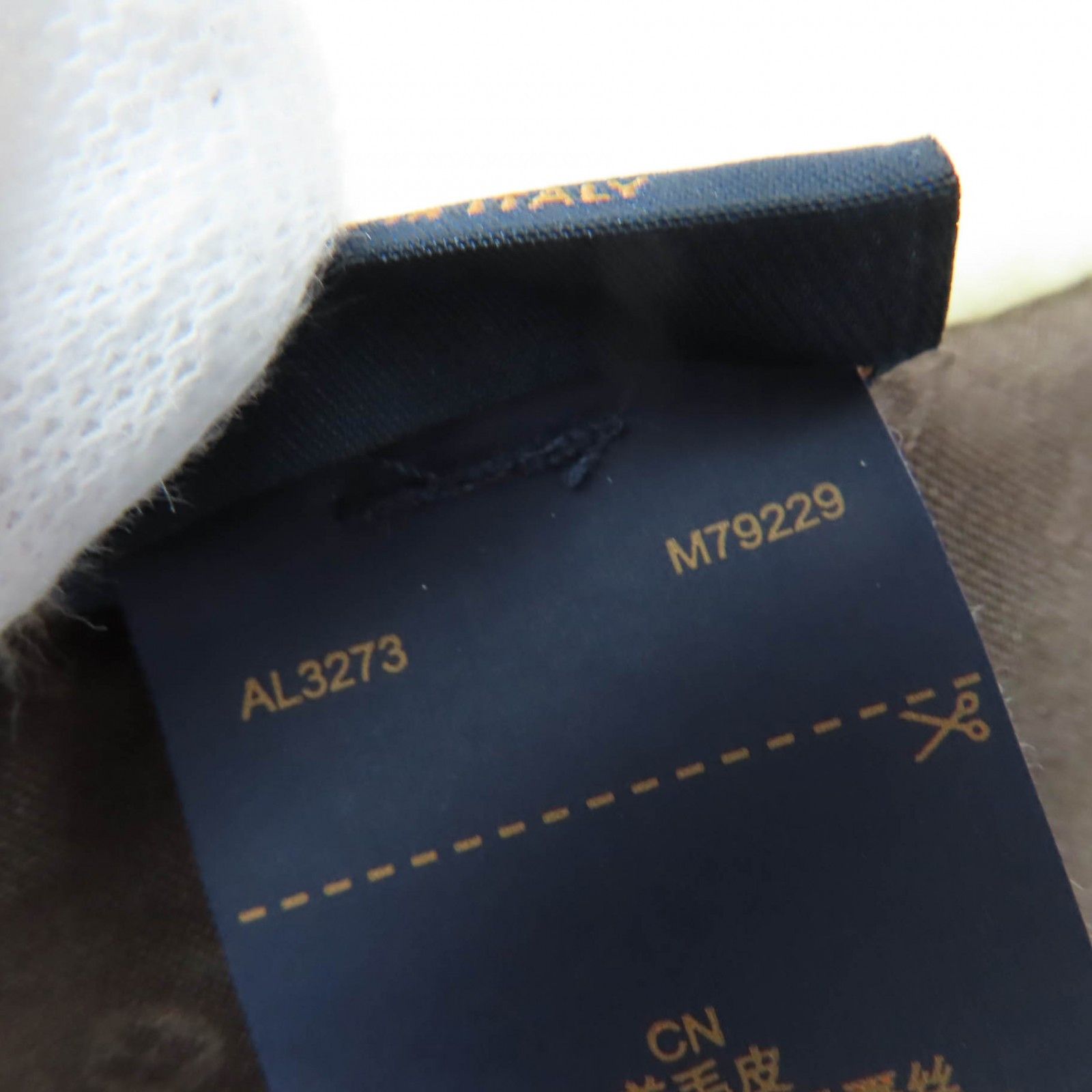Louis Vuitton Louis Vuitton Louis Vuitton Shearling Scarf Fur Scarf M79229 DUTY FREE for USA Size ONE SIZE - 8 Thumbnail