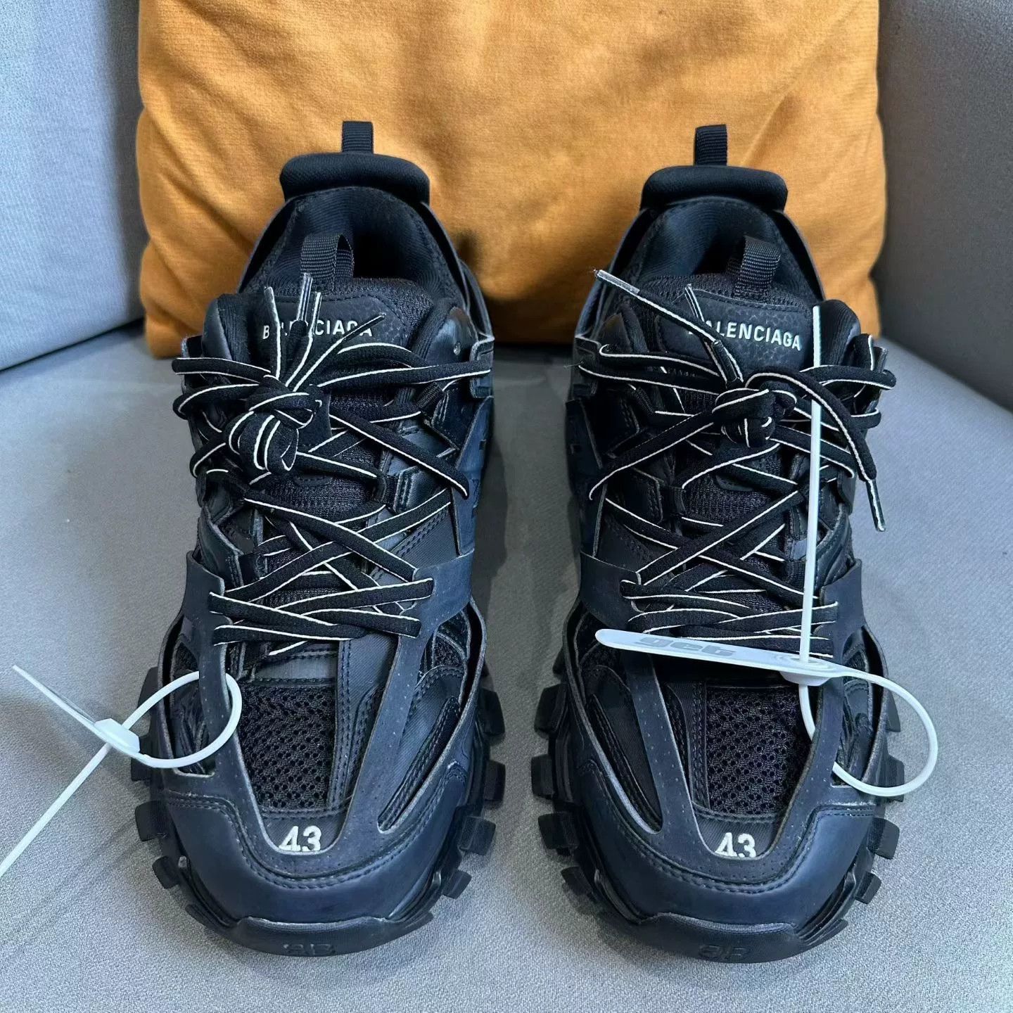Balenciaga Balenciaga Black Lowtop Sneakers 10 Men Size US 10 / EU 43 - 2 Thumbnail