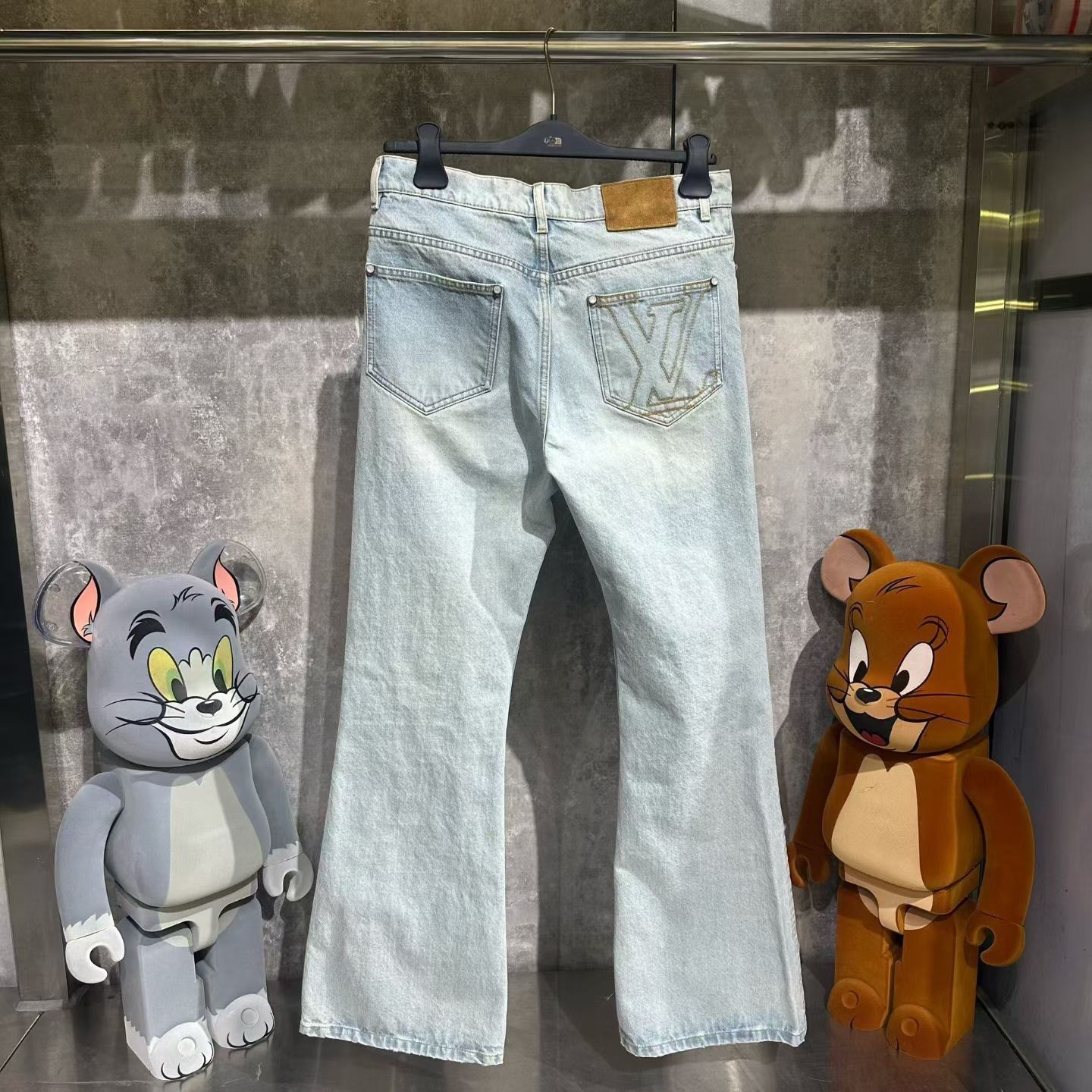 Louis Vuitton Louis Vuitton Retro Embroidered Blue Denim Jeans 34 Men Size US 34 / EU 50 - 2 Thumbnail