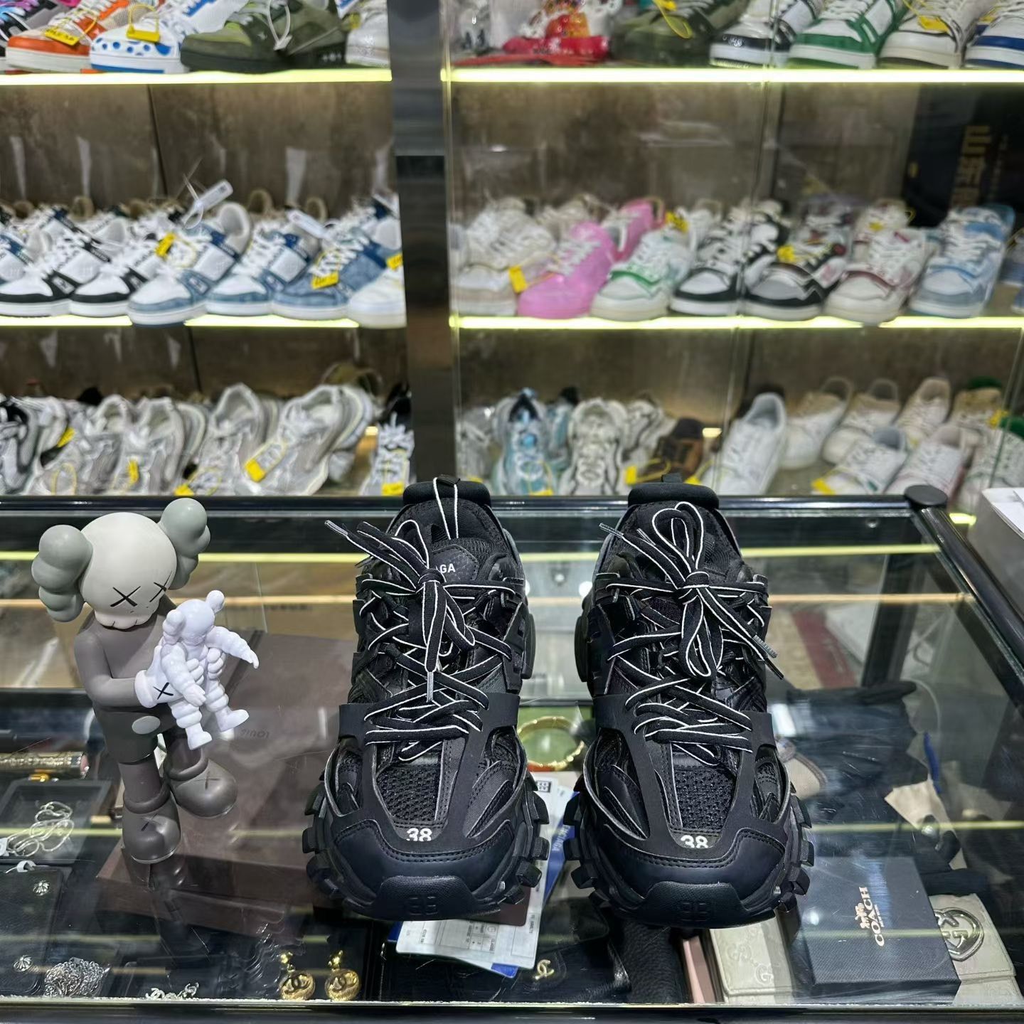 Balenciaga Balenciaga Black Lowtop Sneakers us_8 Women Size US 8 / IT 38 - 2 Thumbnail