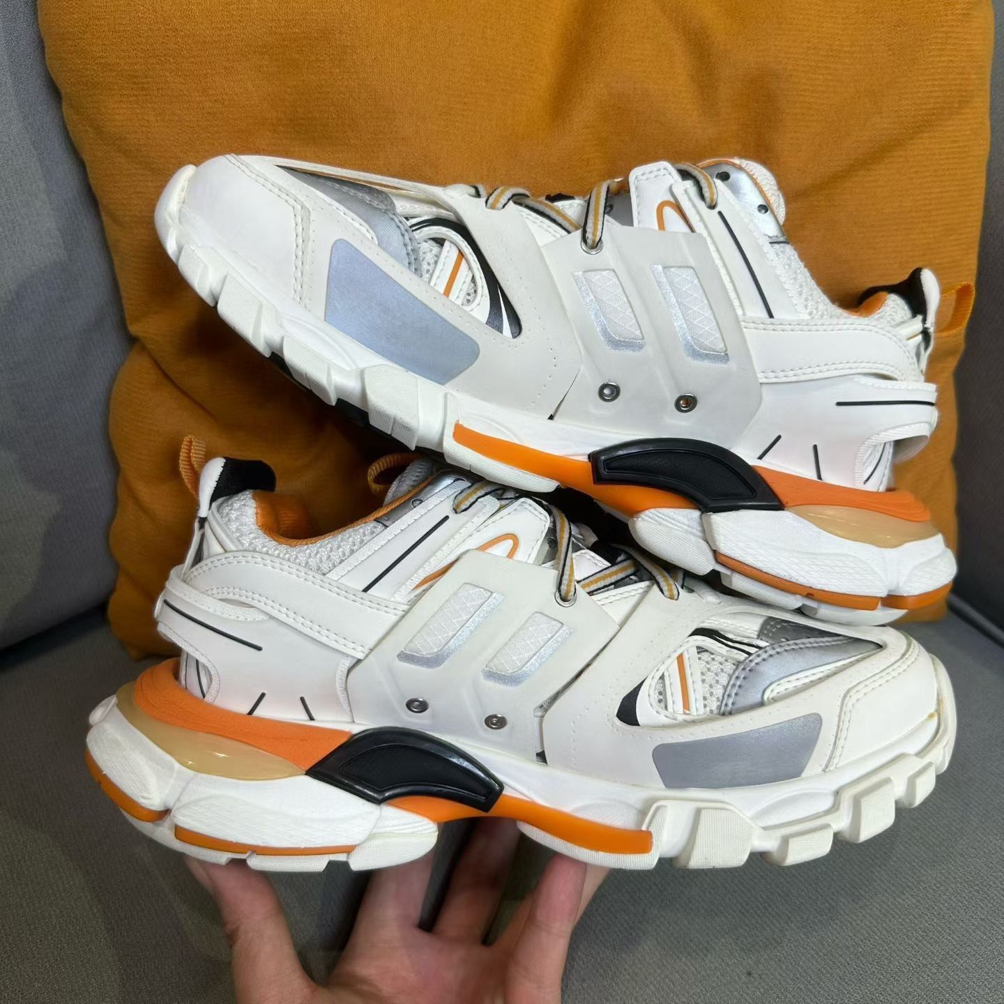 Balenciaga Balenciaga White Lowtop Sneakers us_8 Women Size US 8 / IT 38 - 4 Thumbnail