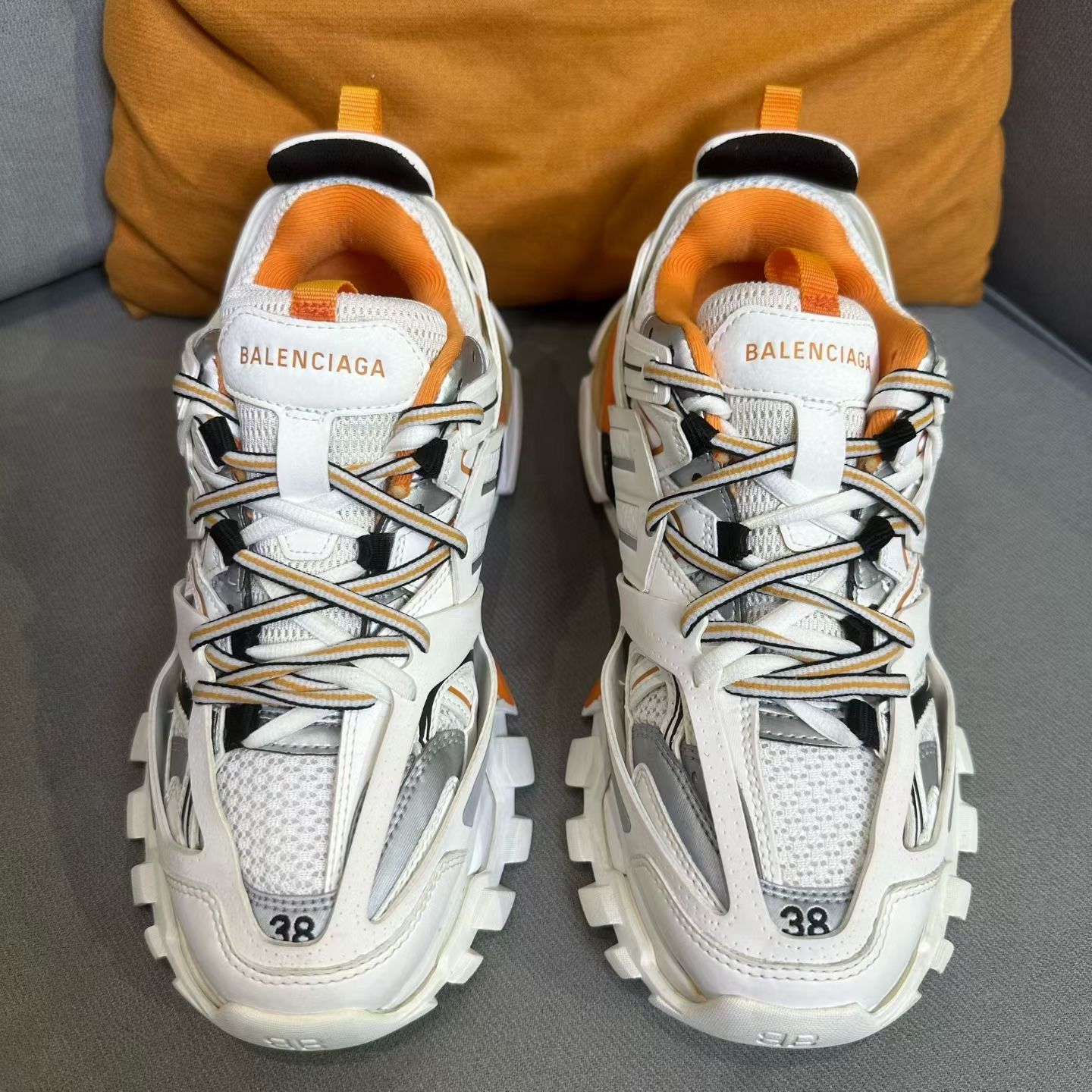 Balenciaga Balenciaga White Lowtop Sneakers us_8 Women Size US 8 / IT 38 - 2 Thumbnail