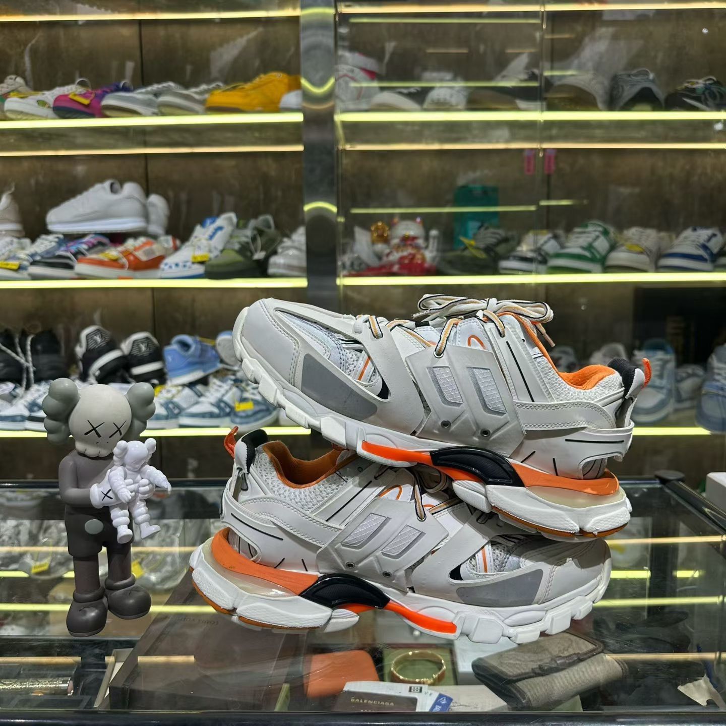 Balenciaga Balenciaga Orange Lowtop Sneakers 10 Men Size US 10 / EU 43 - 6 Thumbnail