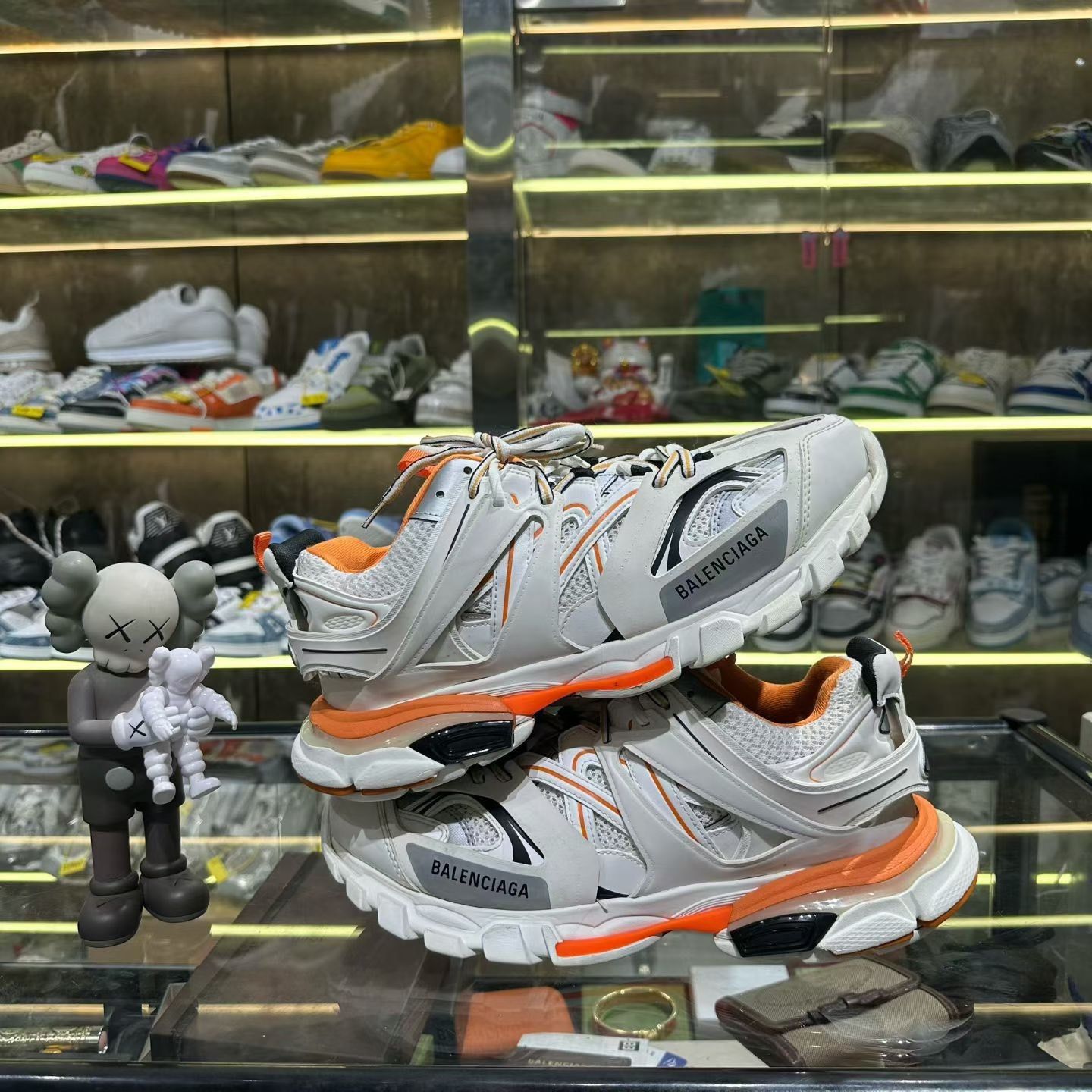 Balenciaga Balenciaga Orange Lowtop Sneakers 10 Men Size US 10 / EU 43 - 5 Thumbnail
