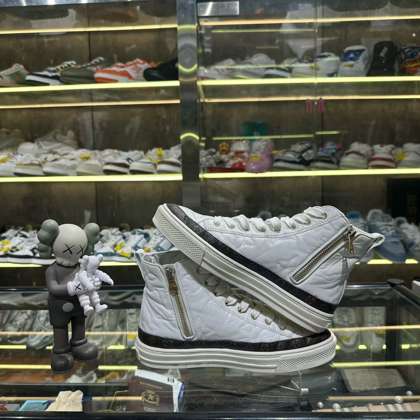 Louis Vuitton Louis Vuitton Multi Lowtop Sneakers us_6 Women Size US 6 / IT 36 - 5 Thumbnail