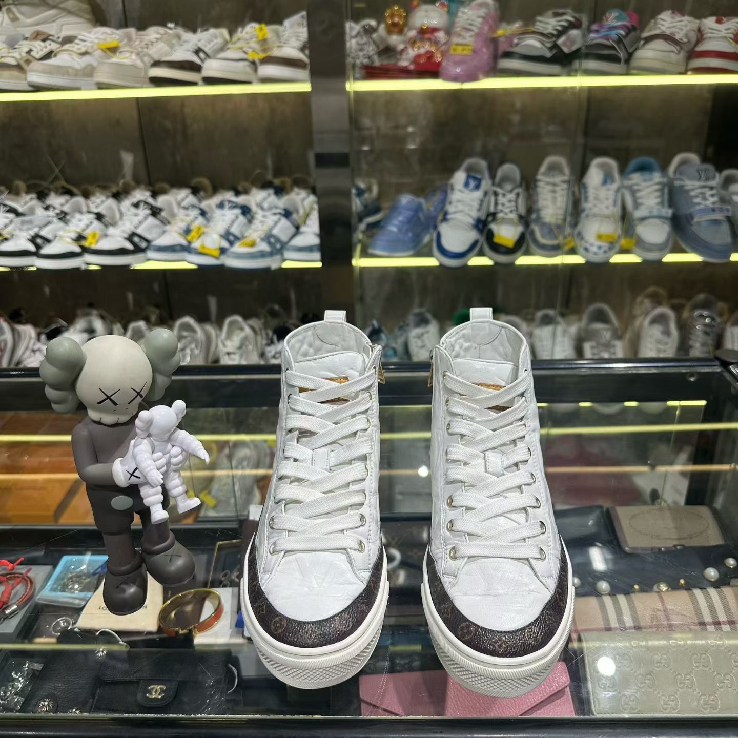 Louis Vuitton Louis Vuitton Multi Lowtop Sneakers us_6 Women Size US 6 / IT 36 - 2 Thumbnail