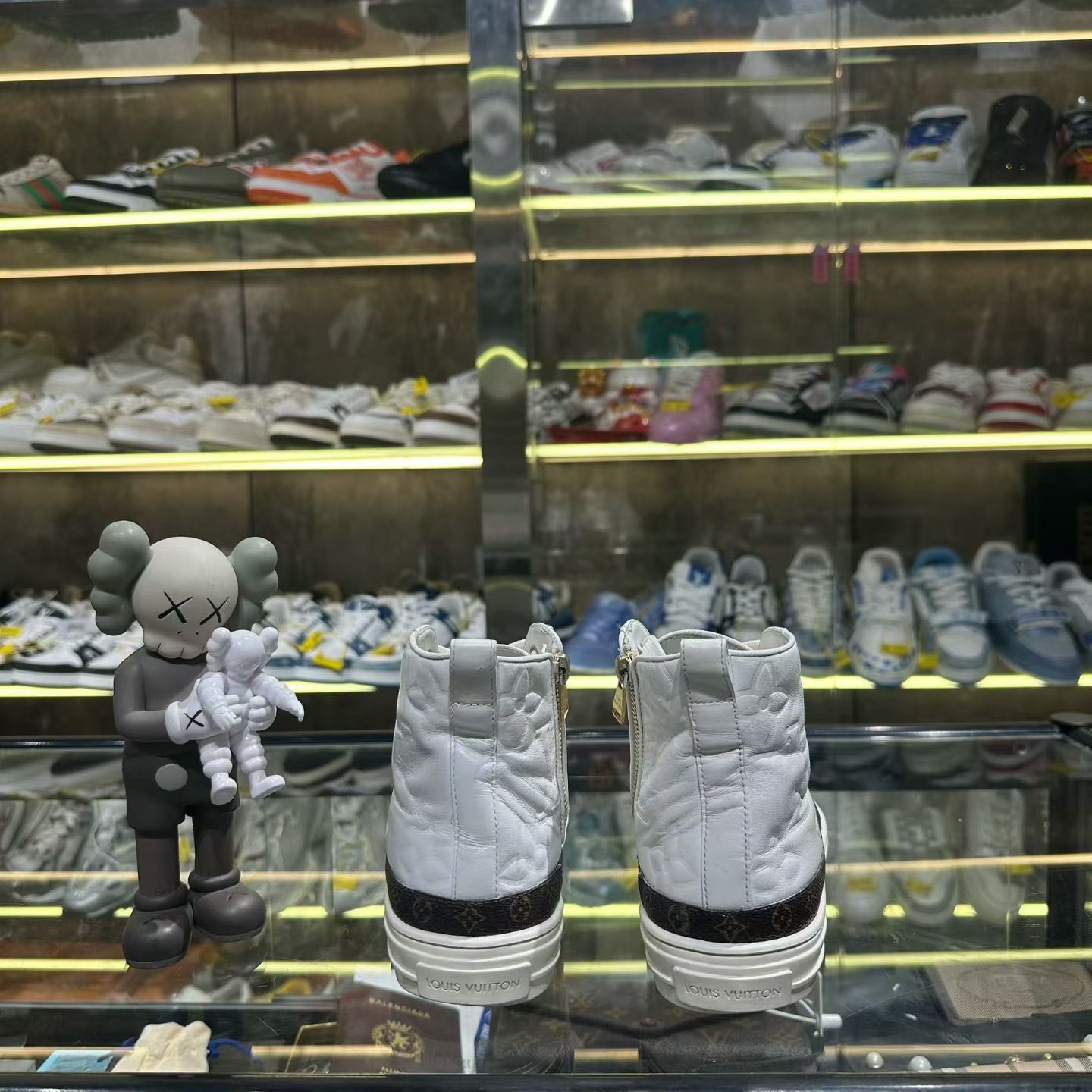 Louis Vuitton Louis Vuitton Multi Lowtop Sneakers us_6 Women Size US 6 / IT 36 - 3 Thumbnail
