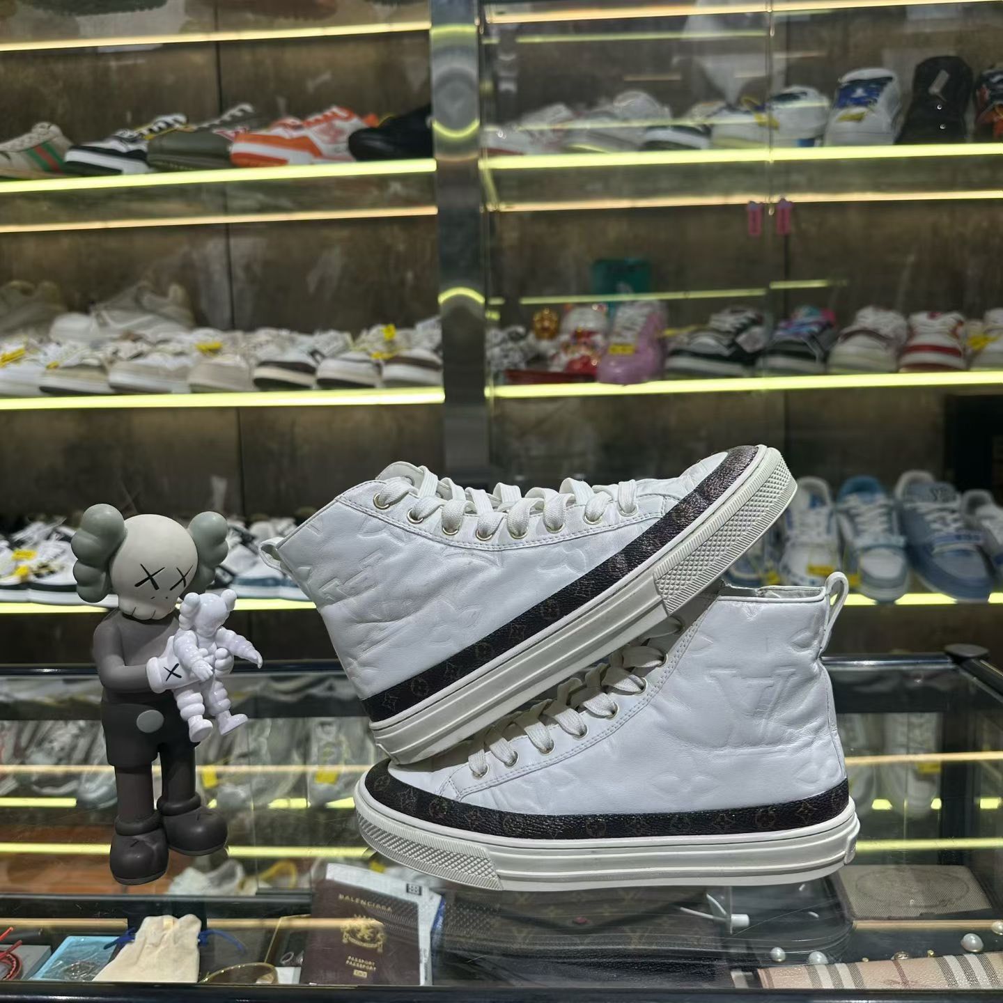 Louis Vuitton Louis Vuitton Multi Lowtop Sneakers us_6 Women Size US 6 / IT 36 - 4 Thumbnail