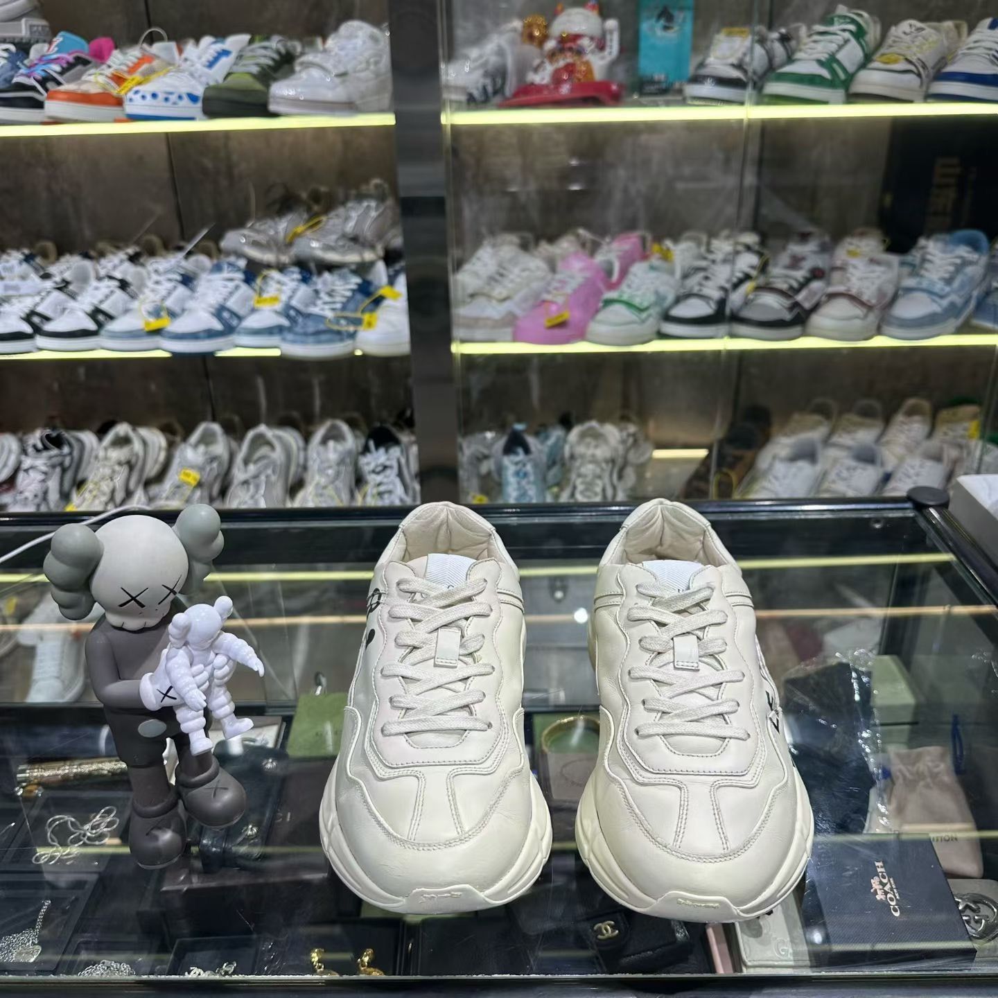 Gucci Gucci Printed White Lowtop Sneakers 7 Men Size US 7 / EU 40 - 2 Thumbnail