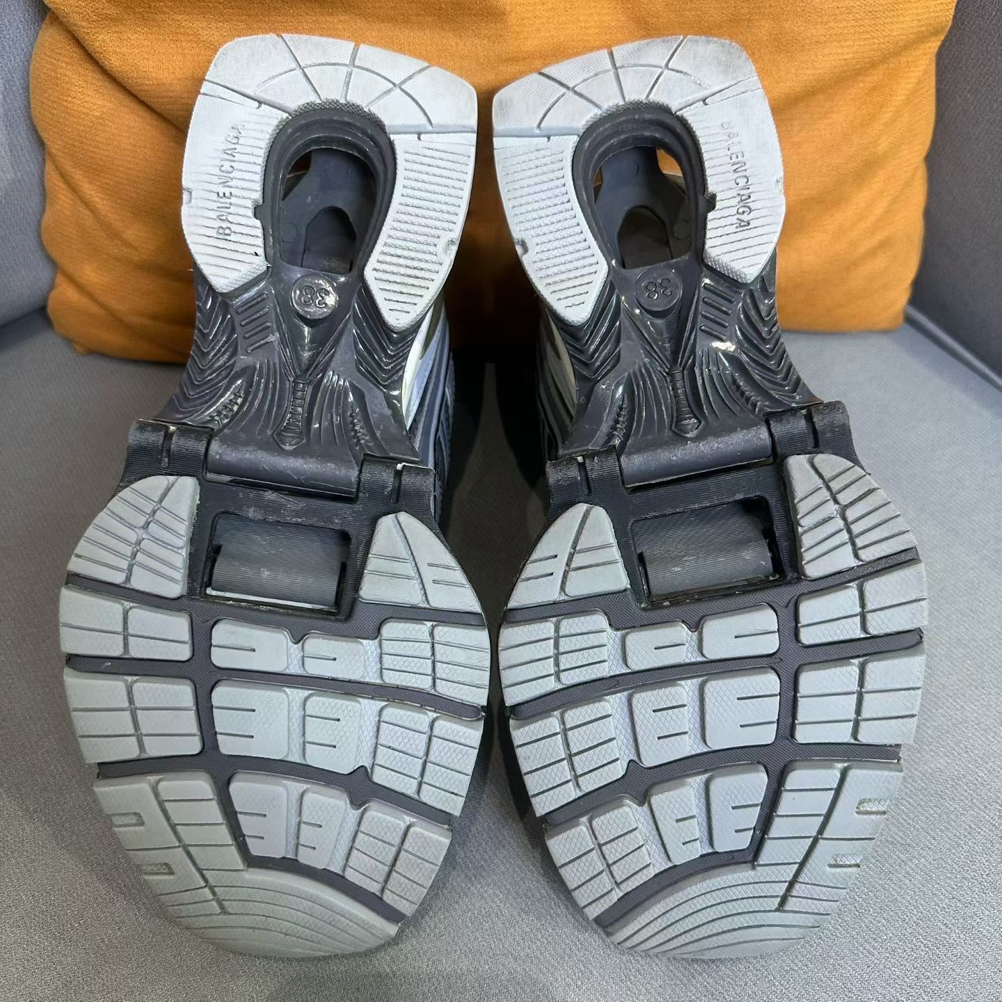 Balenciaga Balenciaga White Lowtop Sneakers us_8 Women Size US 8 / IT 38 - 6 Thumbnail
