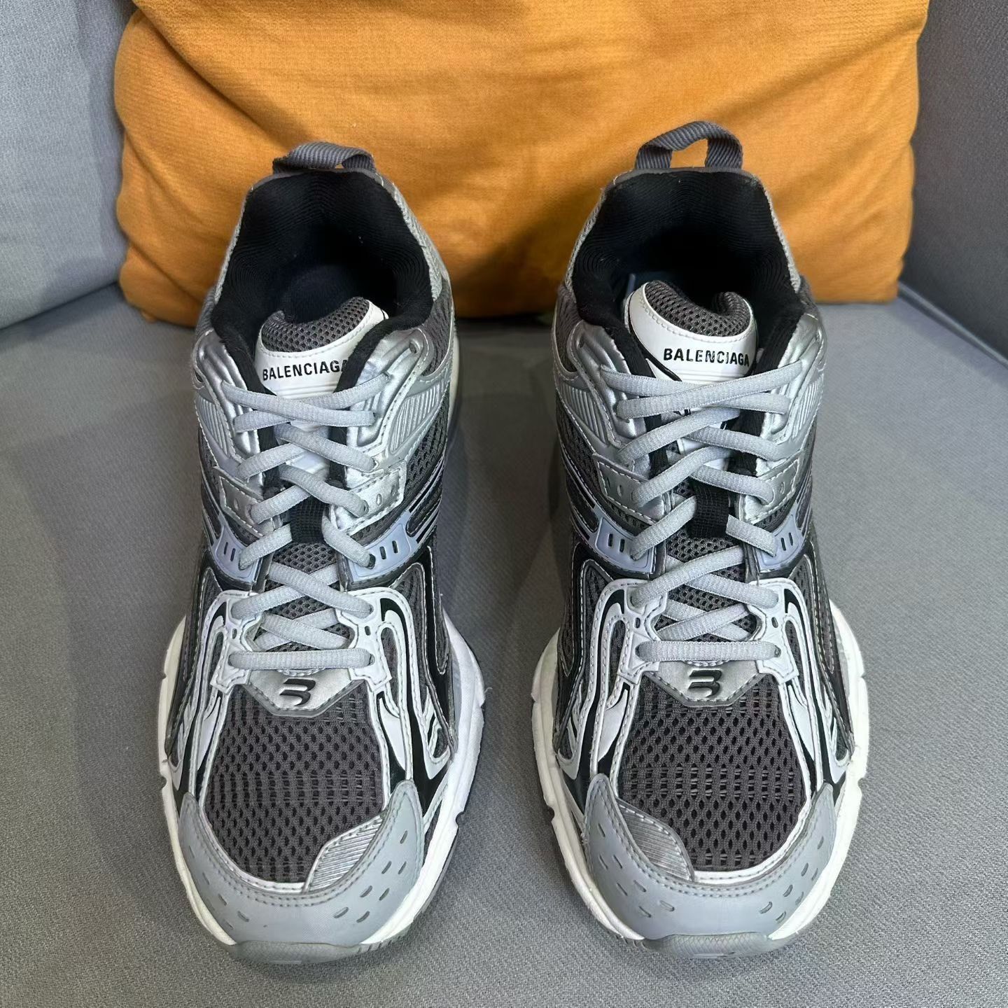 Balenciaga Balenciaga White Lowtop Sneakers us_8 Women Size US 8 / IT 38 - 2 Thumbnail