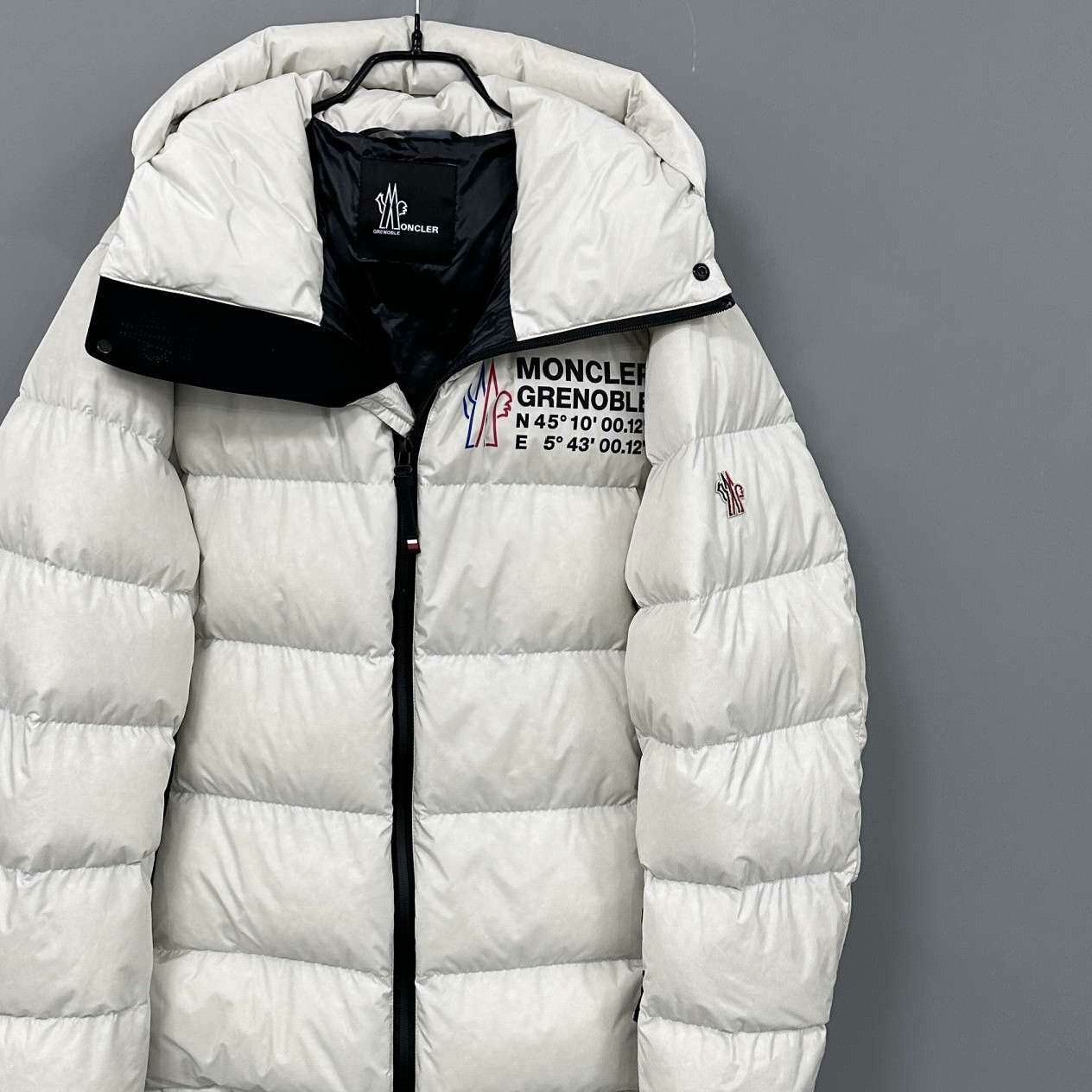 Moncler Moncler Down Cropped White Heavy Coat s Men Size US S / EU 44-46 / 1 - 2 Thumbnail