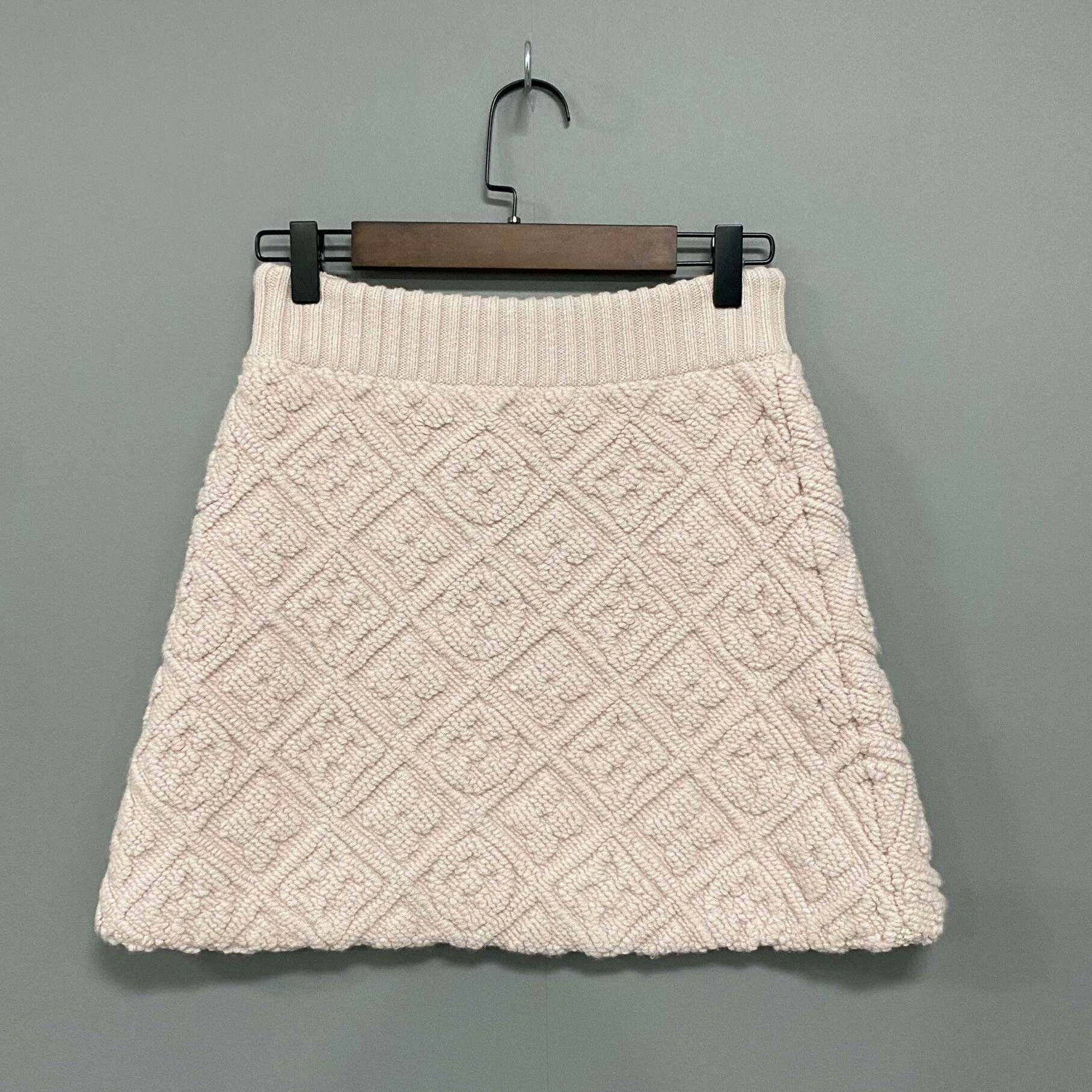 Louis Vuitton Louis Vuitton Knit Gold T-Shirt XS Women Size XS / US 0-2 / IT 36-38 - 6 Thumbnail
