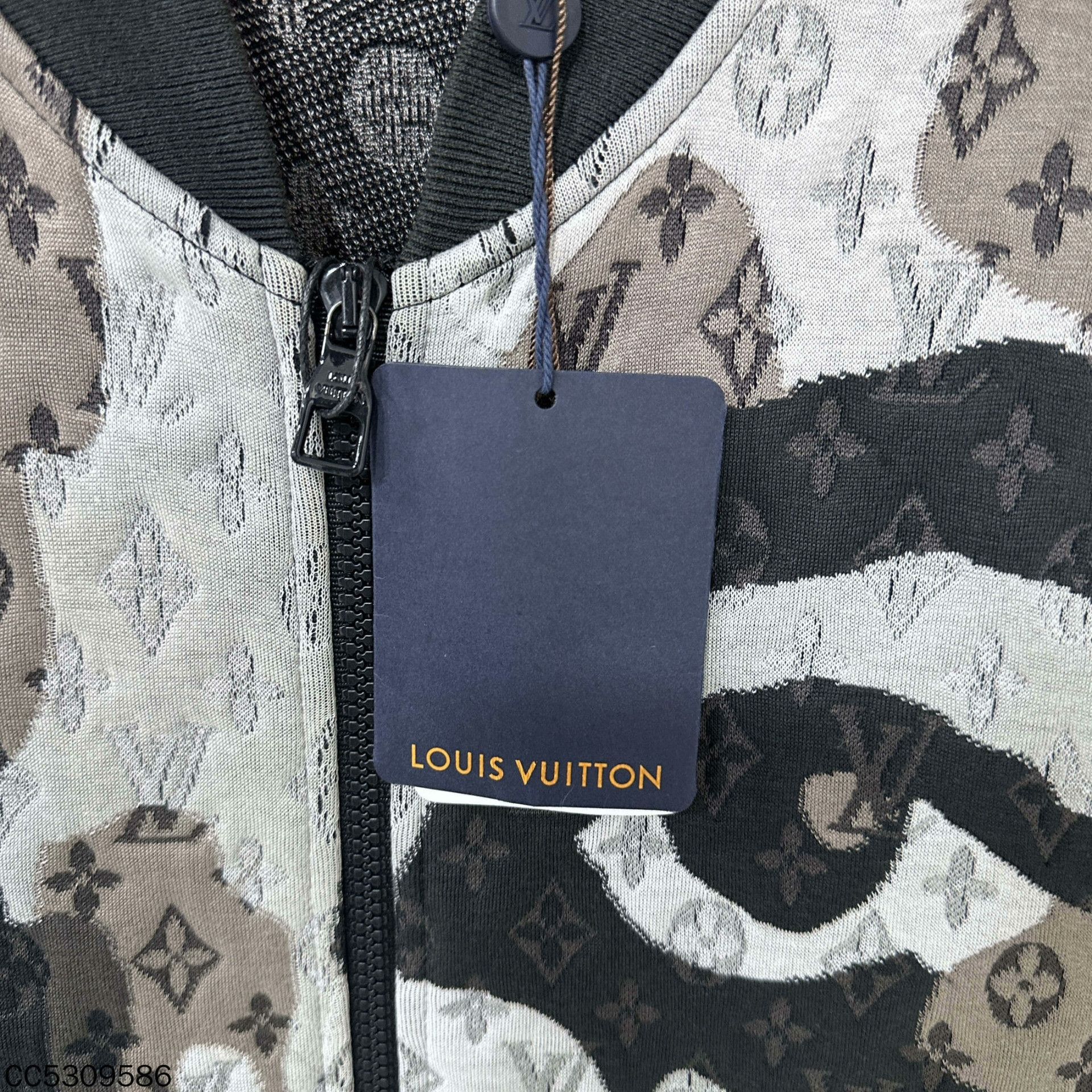 Louis Vuitton Louis Vuitton Light Jacket s Men Size US S / EU 44-46 / 1 - 4 Thumbnail