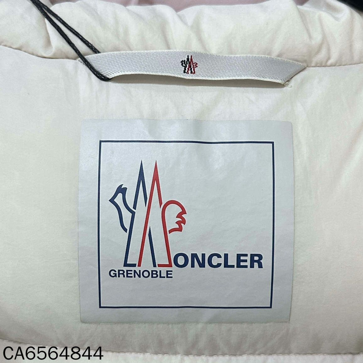 Moncler Moncler Down White Down Jacket S Women Size S / US 4 / IT 40 - 7 Thumbnail