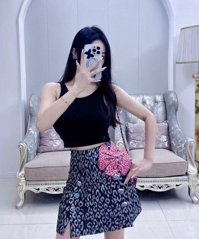 Dolce & Gabbana Dolce & Gabbana Leopard Jeweled Button Mini Skirt 40 Size 27" / US 4 / IT 40 - 9 Thumbnail