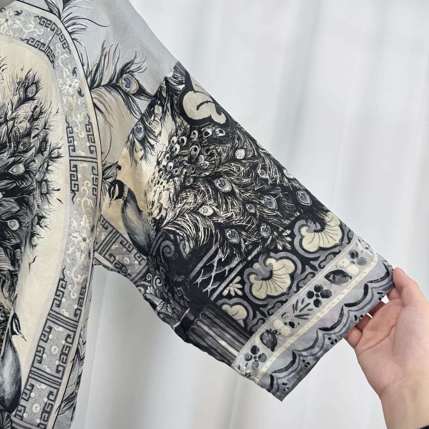 Dolce & Gabbana Dolce & Gabbana Peacock Print Silk T-Shirt EU 48 Size US M / EU 48-50 / 2 - 5 Thumbnail