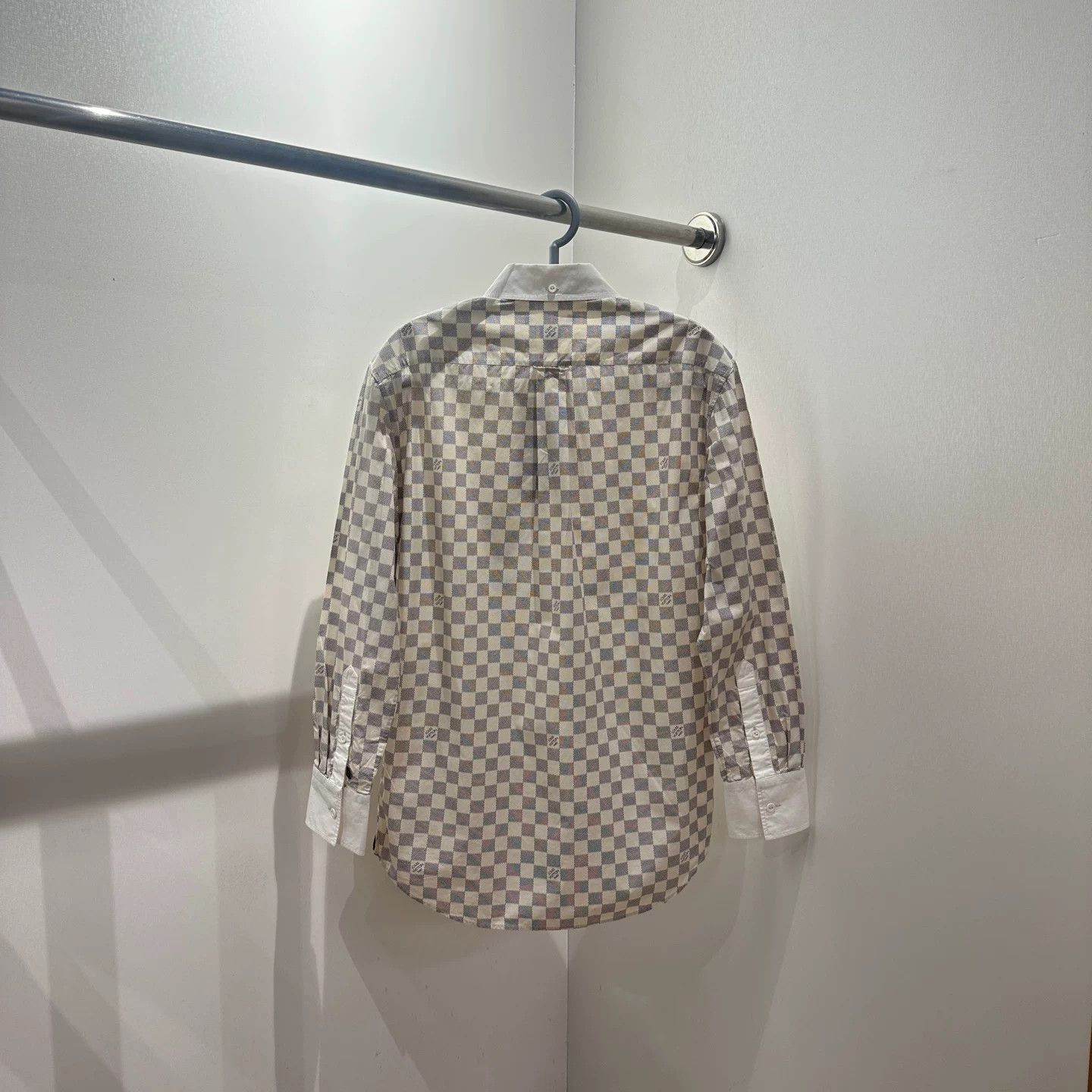 Louis Vuitton Louis Vuitton Checkered White T-Shirt us_4 Women Size S / US 4 / IT 40 - 2 Thumbnail