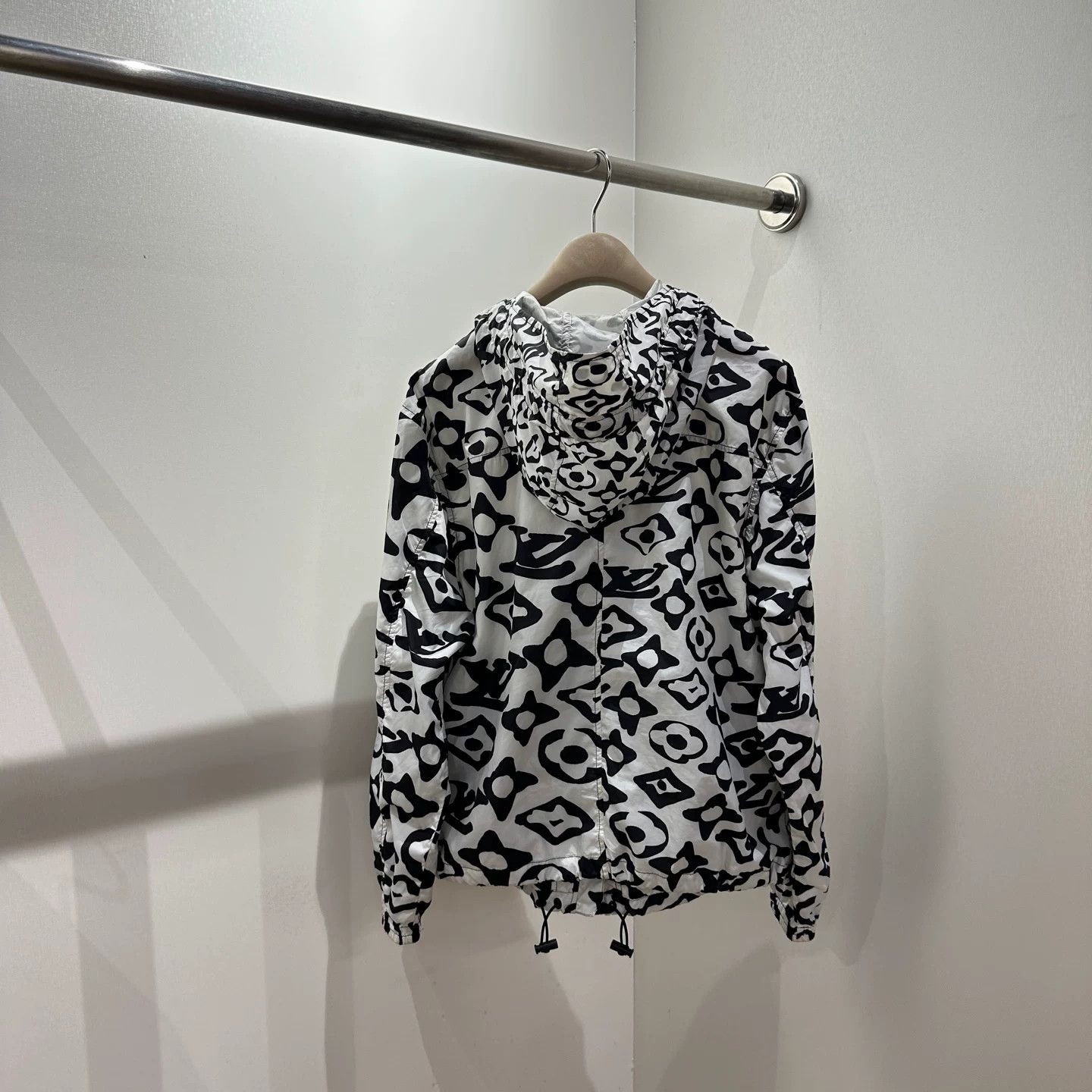 Louis Vuitton Louis Vuitton Black T-Shirt M Women Size M / US 6-8 / IT 42-44 - 2 Thumbnail