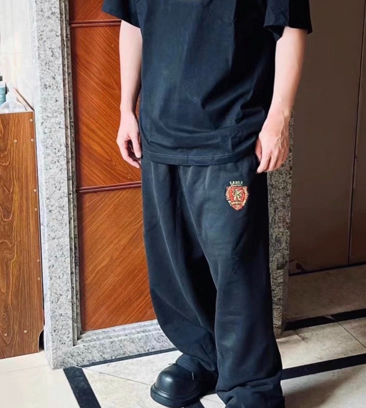 Balenciaga Balenciaga Sporty B Crest Sweatpants XS Size US 28 / EU 44 - 5 Thumbnail
