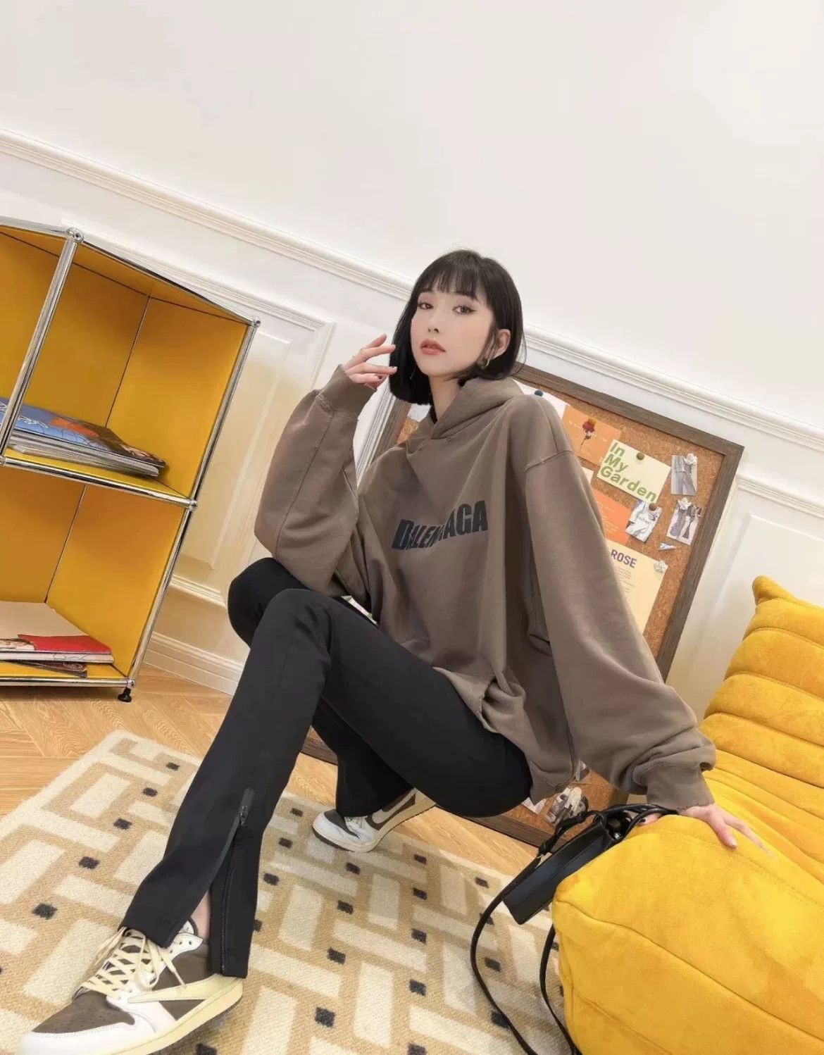 Balenciaga Balenciaga Cracked Logo Distressed Hoodie Size M Size US M / EU 48-50 / 2 - 8 Thumbnail