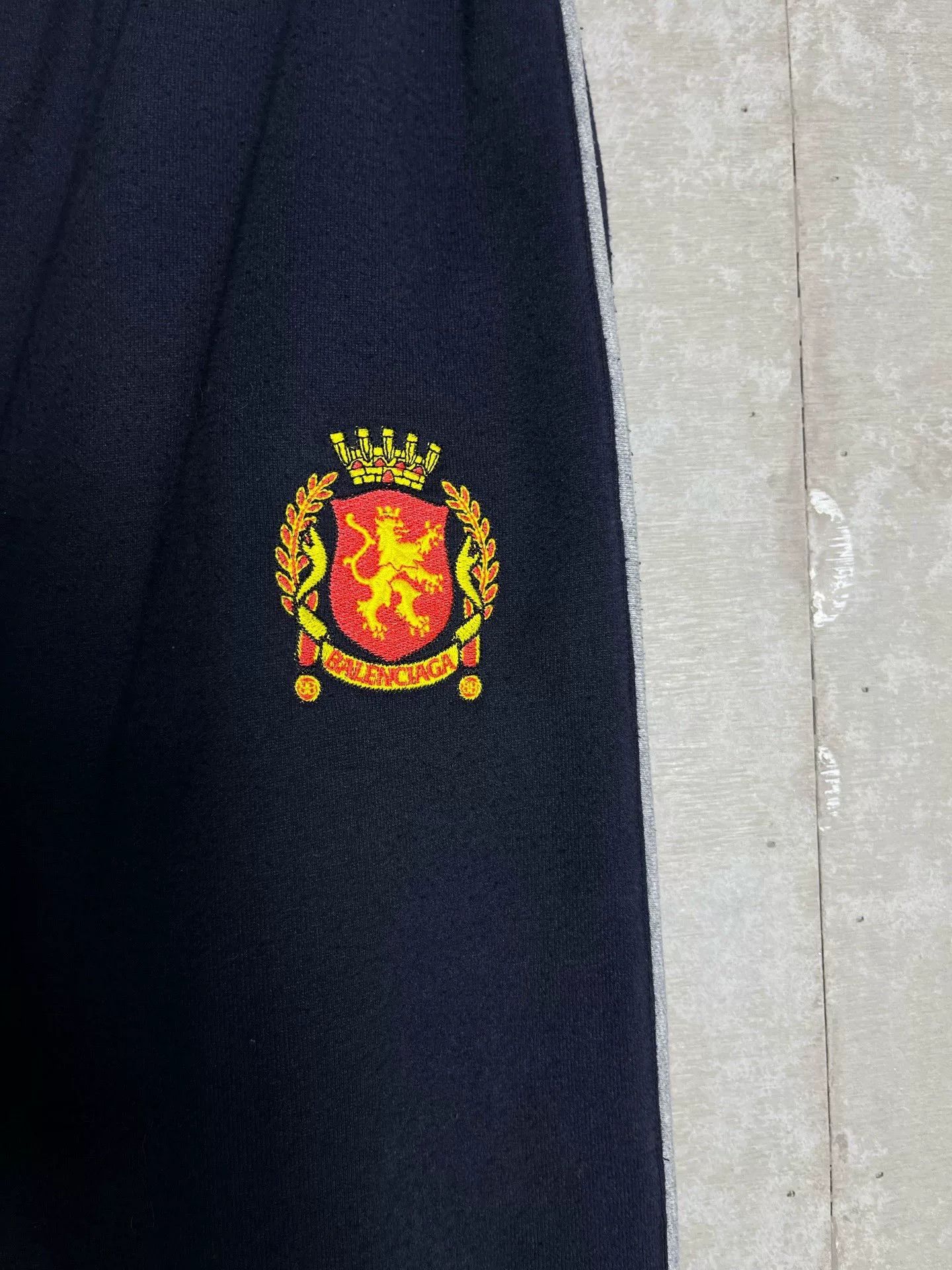 Balenciaga Balenciaga Embroidered Crest Sweatpants S Size US 30 / EU 46 - 4 Thumbnail