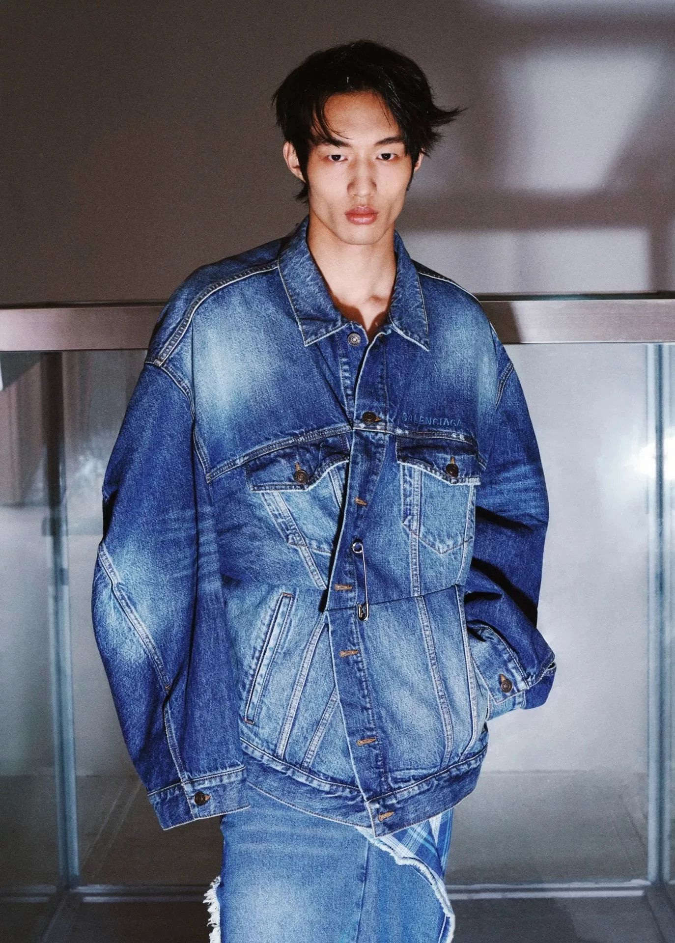 Balenciaga Balenciaga Washed Denim Jacket Size 2 Size US M / EU 48-50 / 2 - 8 Thumbnail