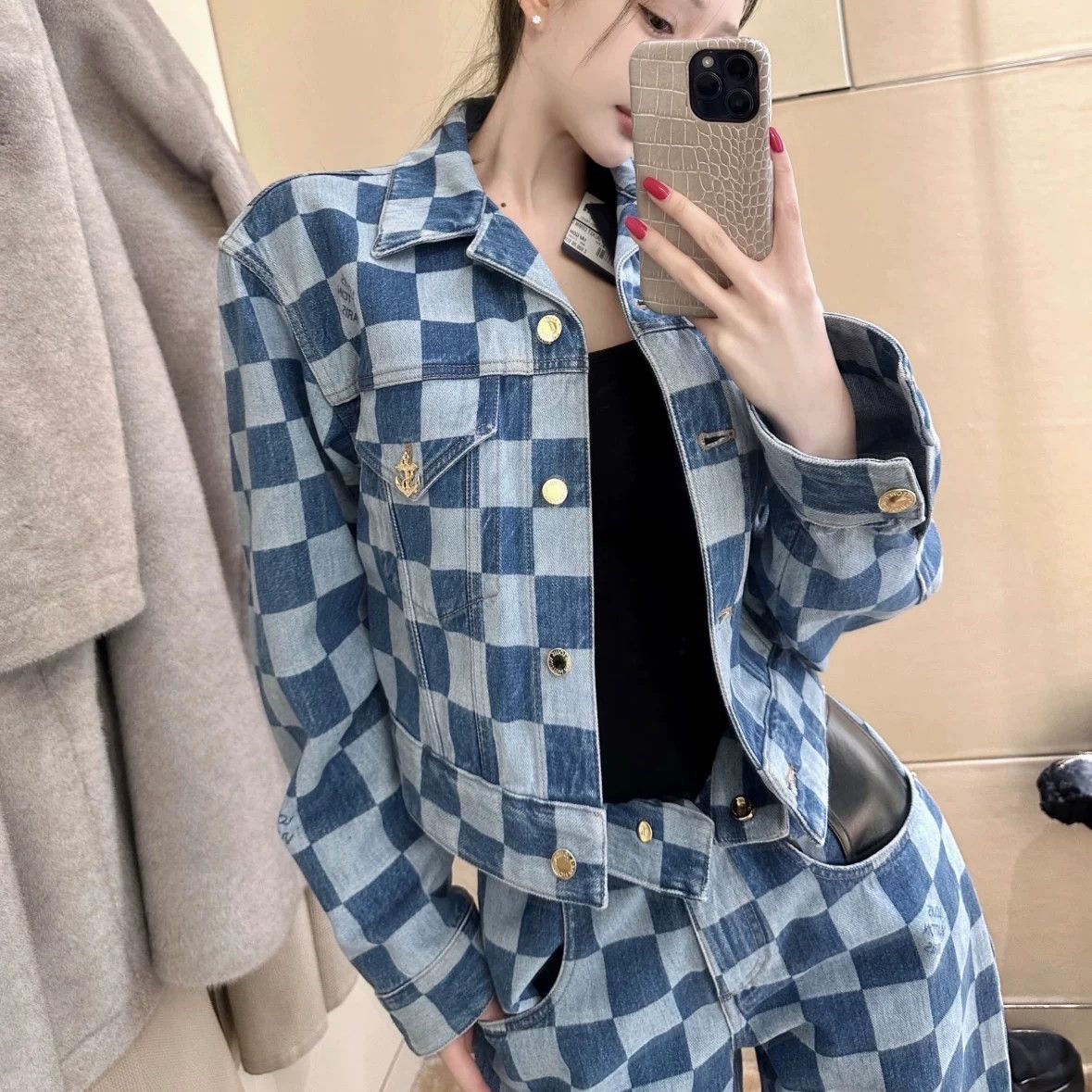Louis Vuitton Louis Vuitton Checkered Gold T-Shirt It 34 Women Size XXS / US 00 / IT 34 - 9 Thumbnail