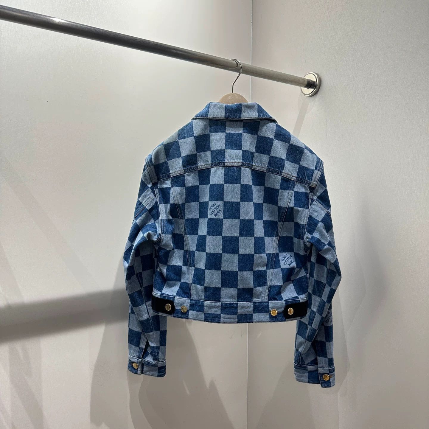 Louis Vuitton Louis Vuitton Checkered Gold T-Shirt It 34 Women Size XXS / US 00 / IT 34 - 2 Thumbnail