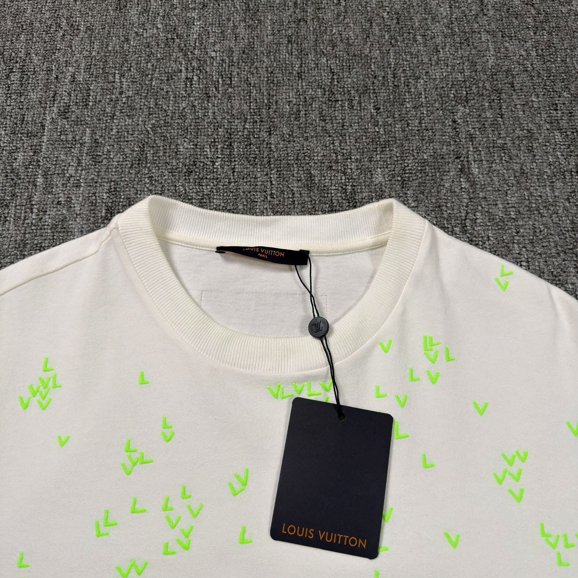 Louis Vuitton Louis Vuitton Neon Monogram T-Shirt Size S Size US S / EU 44-46 / 1 - 3 Thumbnail