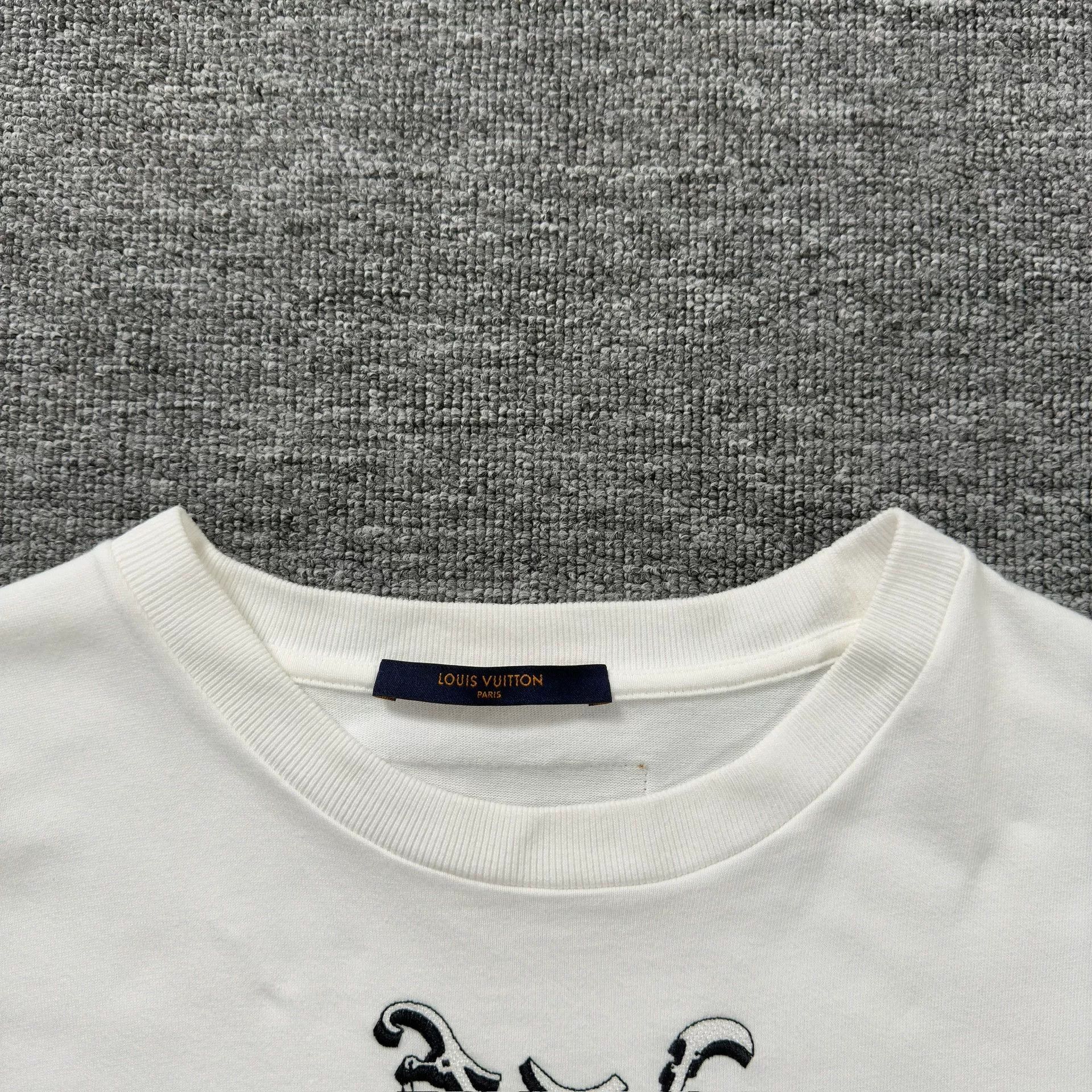 Louis Vuitton Louis Vuitton Embroidery Logo T-Shirt Size M Size US M / EU 48-50 / 2 - 3 Thumbnail