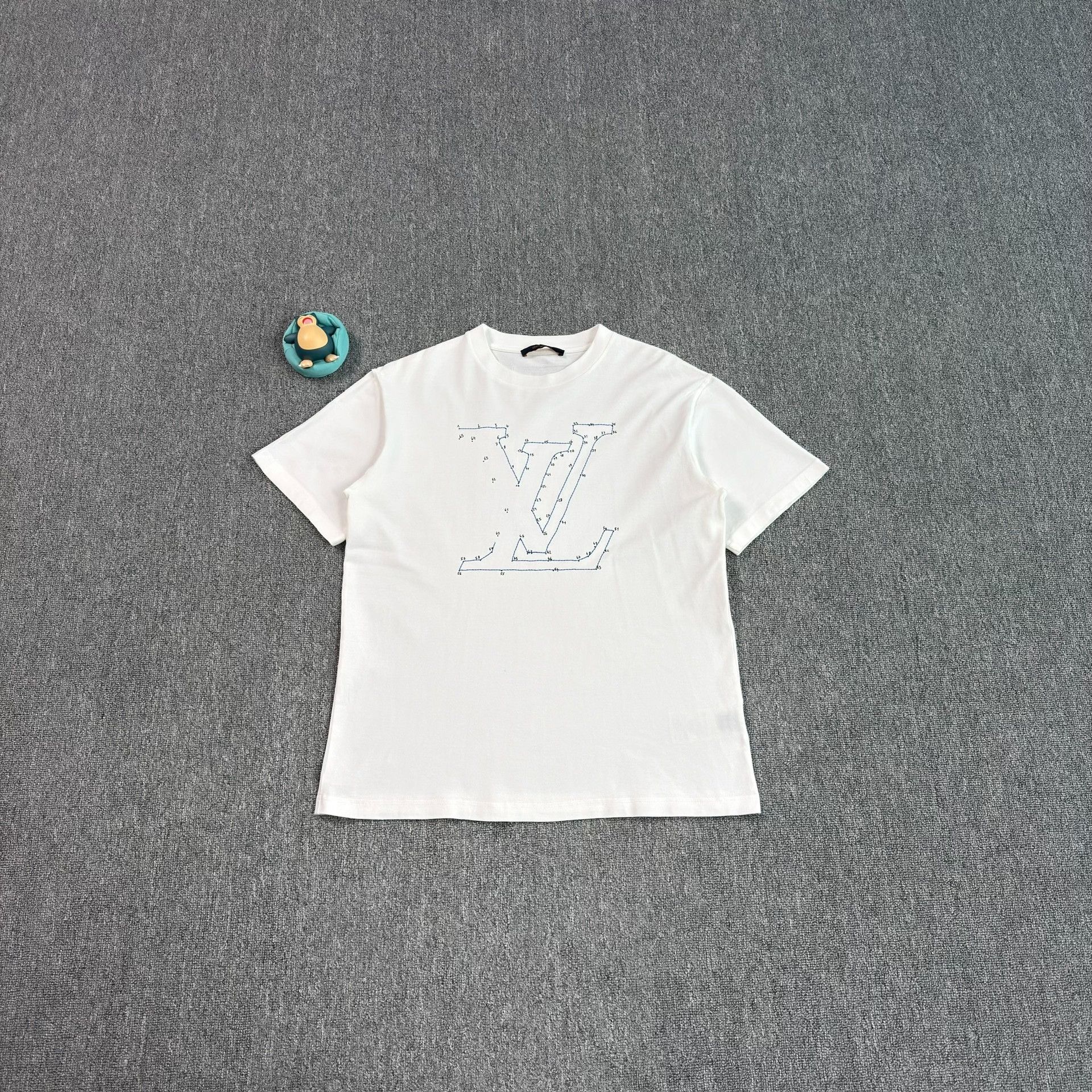 Louis Vuitton Louis Vuitton Embroidered Logo T-Shirt M Size US M / EU 48-50 / 2 - 2 Thumbnail