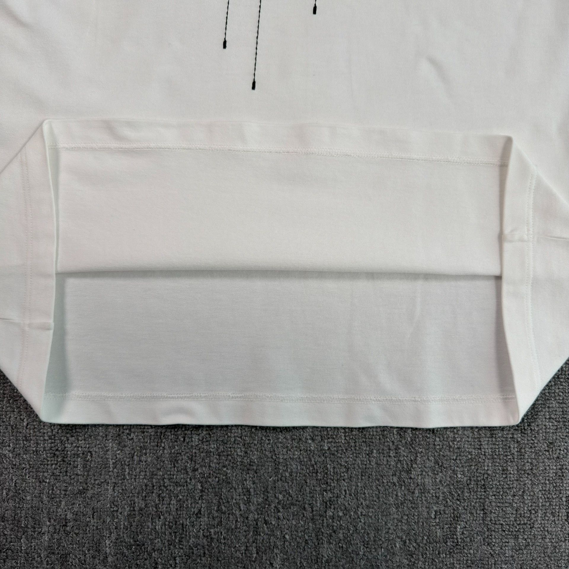 Louis Vuitton Louis Vuitton Embroidered Logo T-Shirt XL Size US XL / EU 56 / 4 - 6 Thumbnail