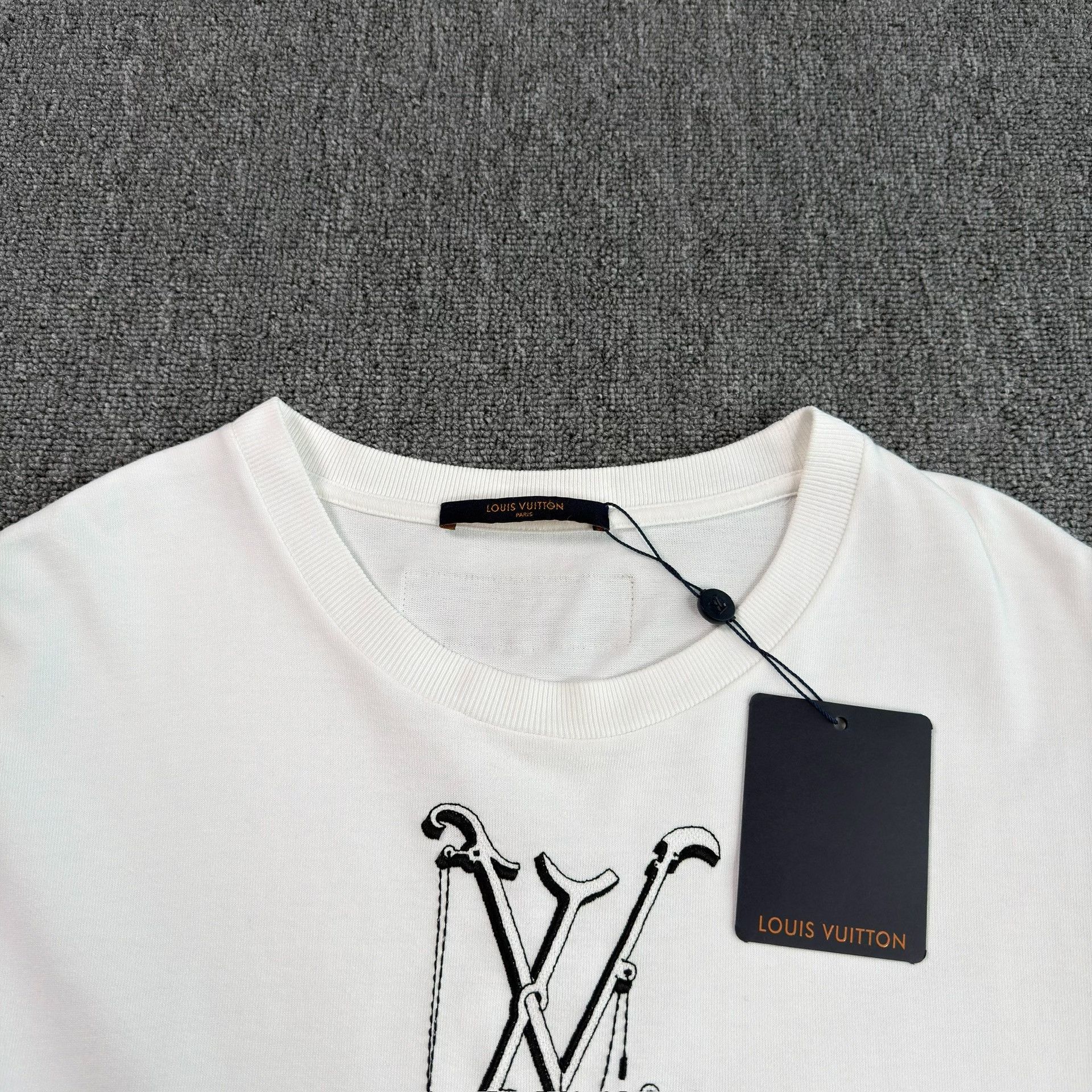 Louis Vuitton Louis Vuitton Embroidered Logo T-Shirt XL Size US XL / EU 56 / 4 - 4 Thumbnail