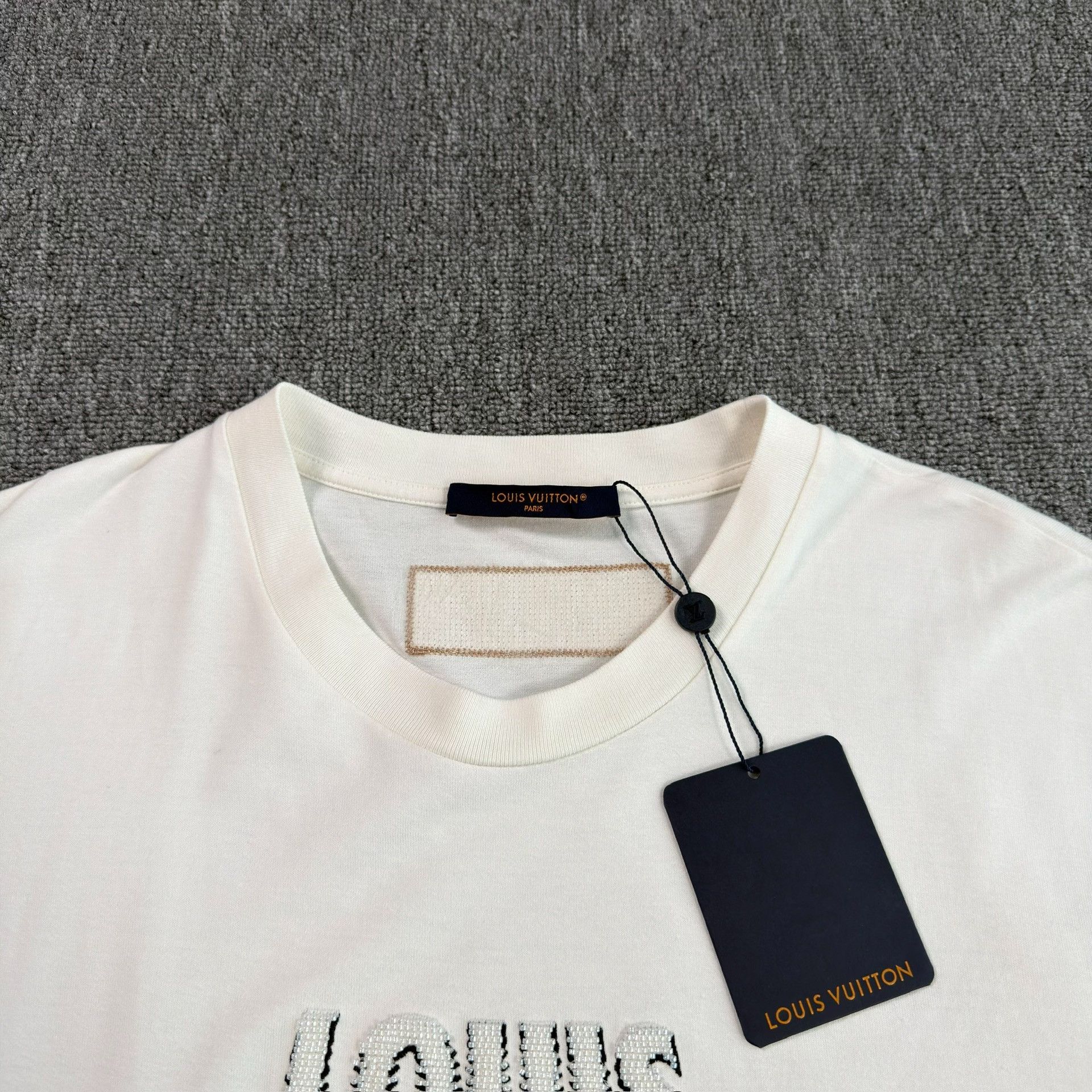 Louis Vuitton Louis Vuitton Beaded Slogan T-Shirt Size L Size US L / EU 52-54 / 3 - 4 Thumbnail