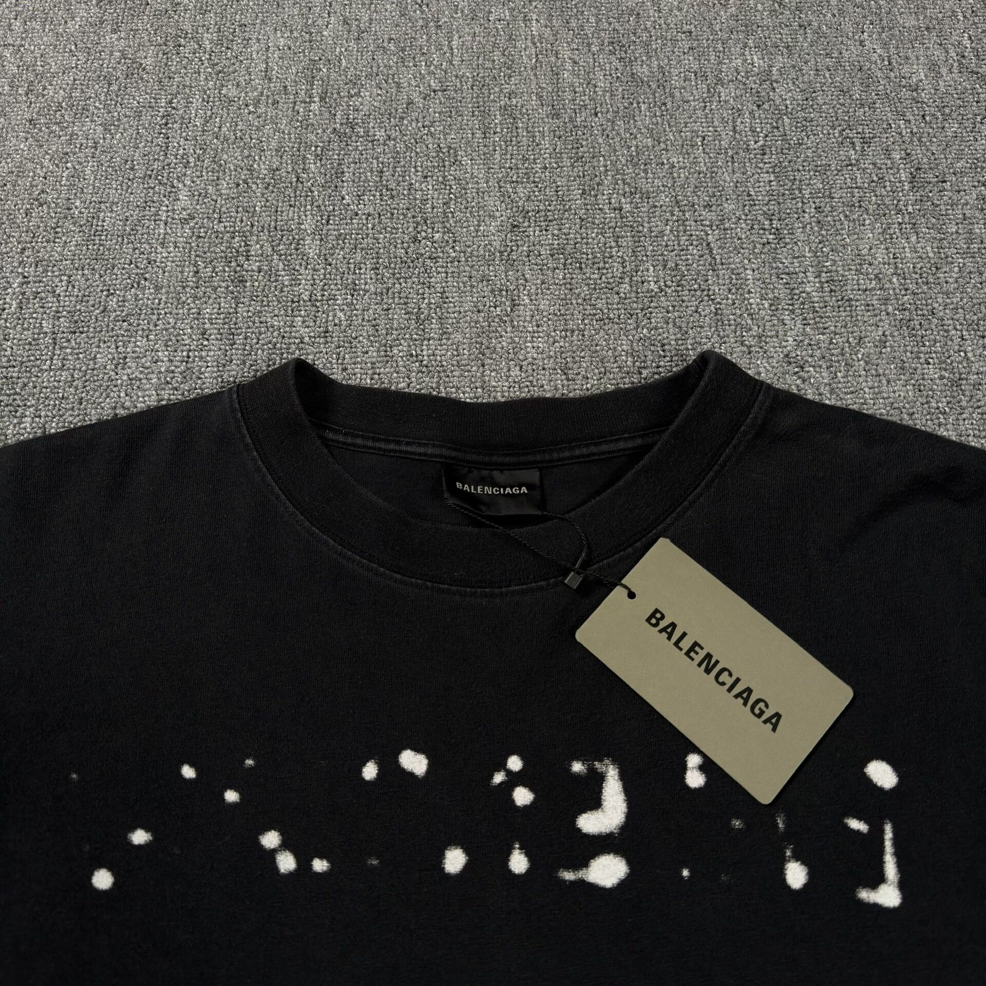 Balenciaga Balenciaga Blurred Logo T-Shirt Size XL Size US XL / EU 56 / 4 - 4 Thumbnail