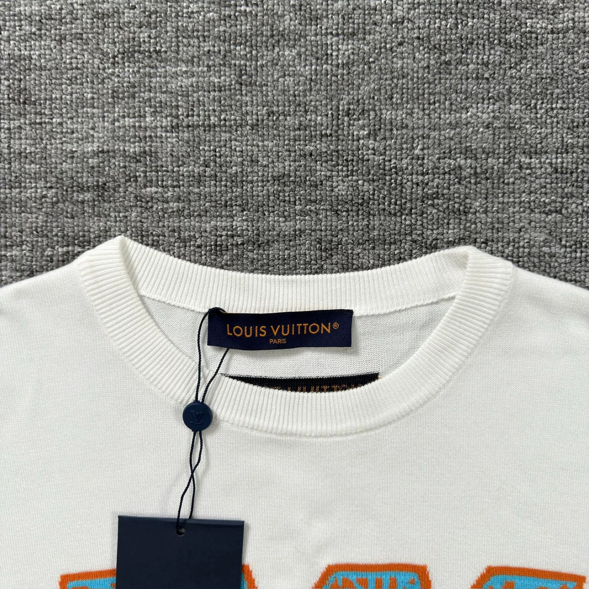 Louis Vuitton Louis Vuitton Tiger Pattern Logo T-Shirt Size L Size US L / EU 52-54 / 3 - 3 Thumbnail