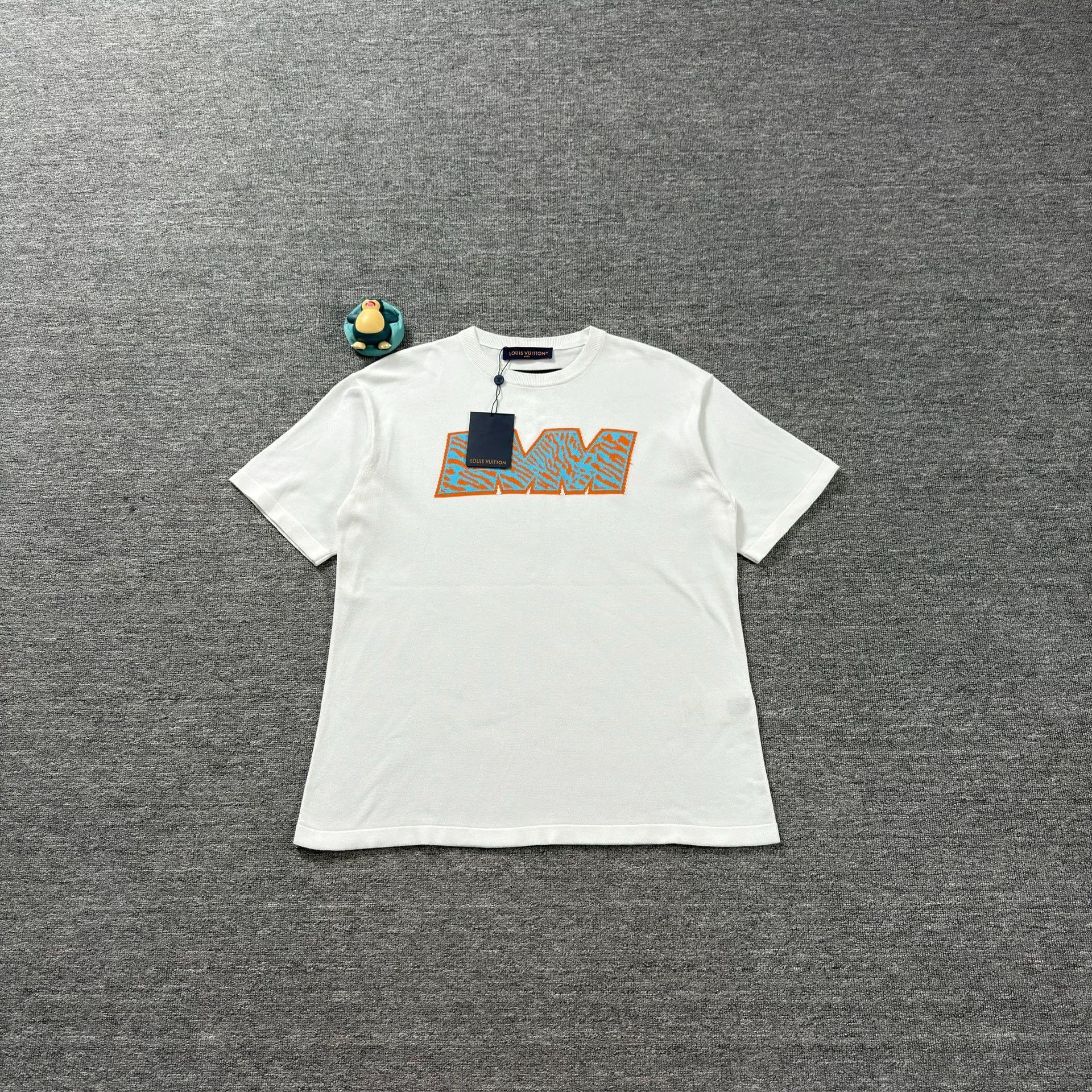 Louis Vuitton Louis Vuitton Tiger Pattern Logo T-Shirt Size L Size US L / EU 52-54 / 3 - 2 Thumbnail