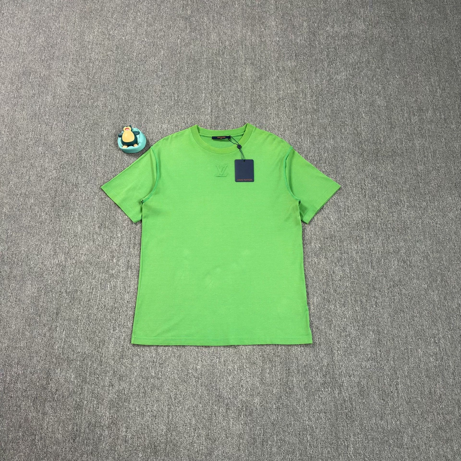 Louis Vuitton Louis Vuitton Embossed Logo T-Shirt Size L Size US L / EU 52-54 / 3 - 2 Thumbnail
