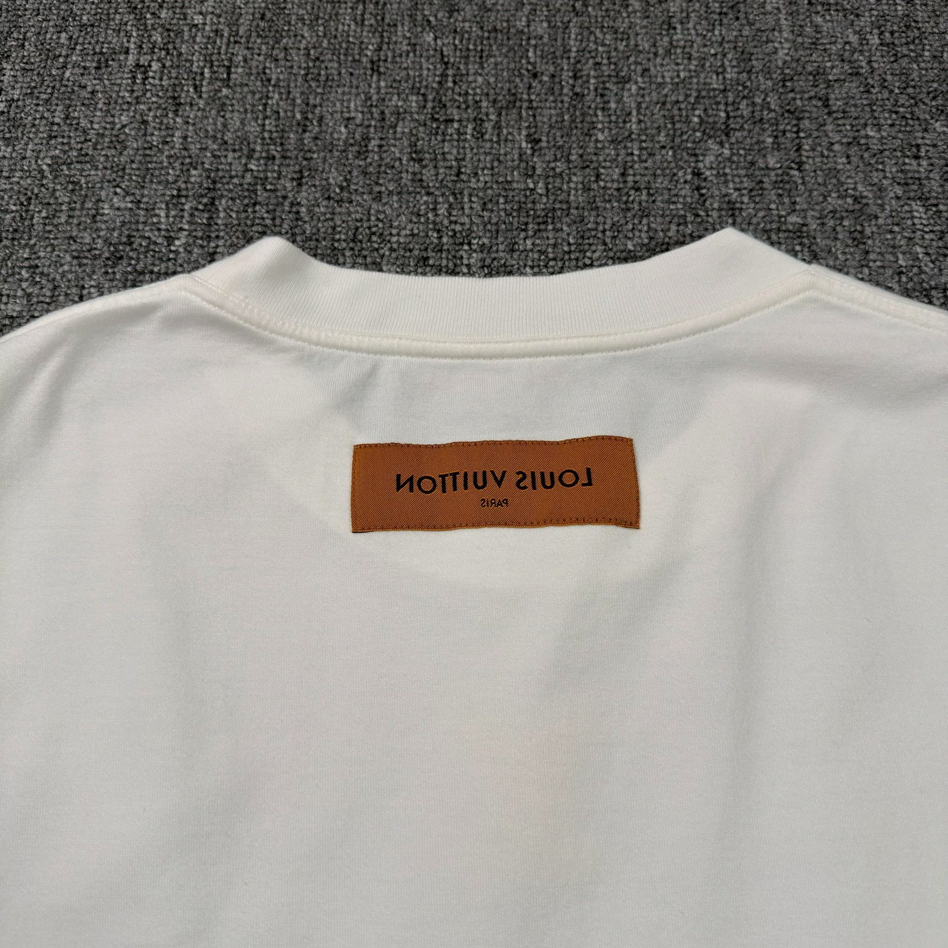 Louis Vuitton Louis Vuitton Embossed Logo T-Shirt Size L Size US L / EU 52-54 / 3 - 8 Thumbnail