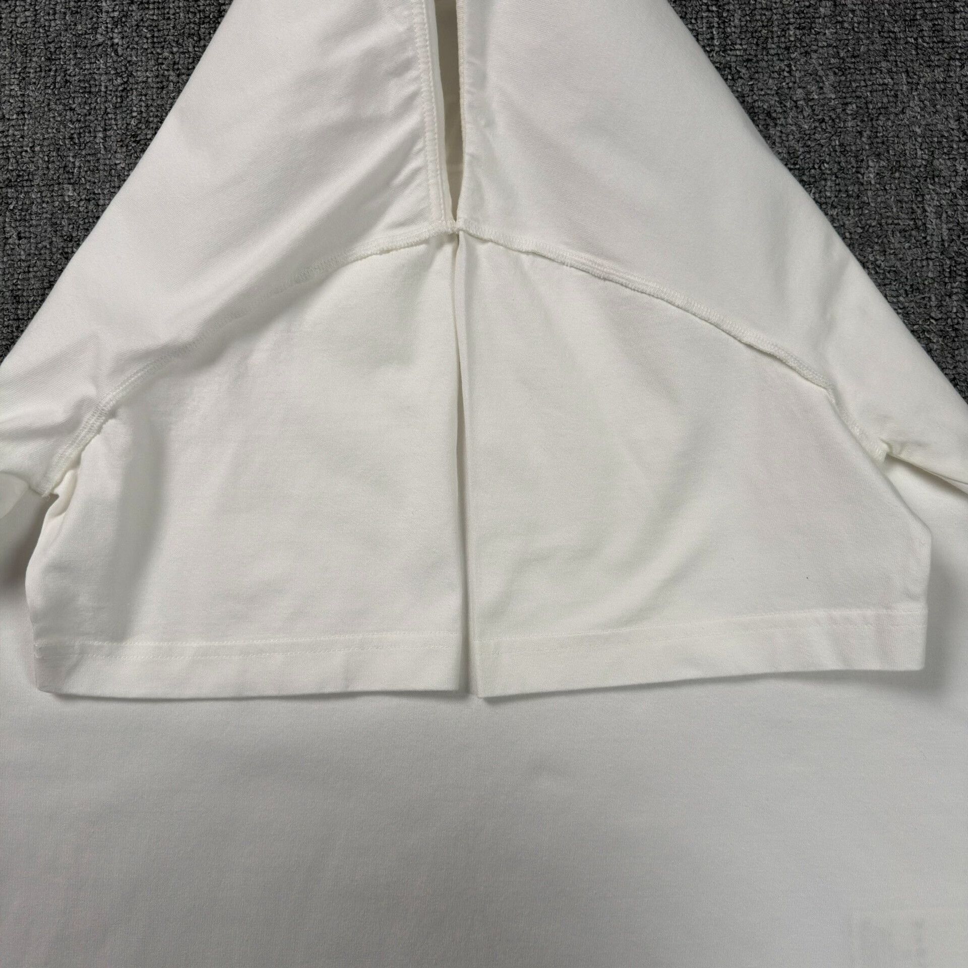 Louis Vuitton Louis Vuitton Embossed Logo T-Shirt Size L Size US L / EU 52-54 / 3 - 4 Thumbnail