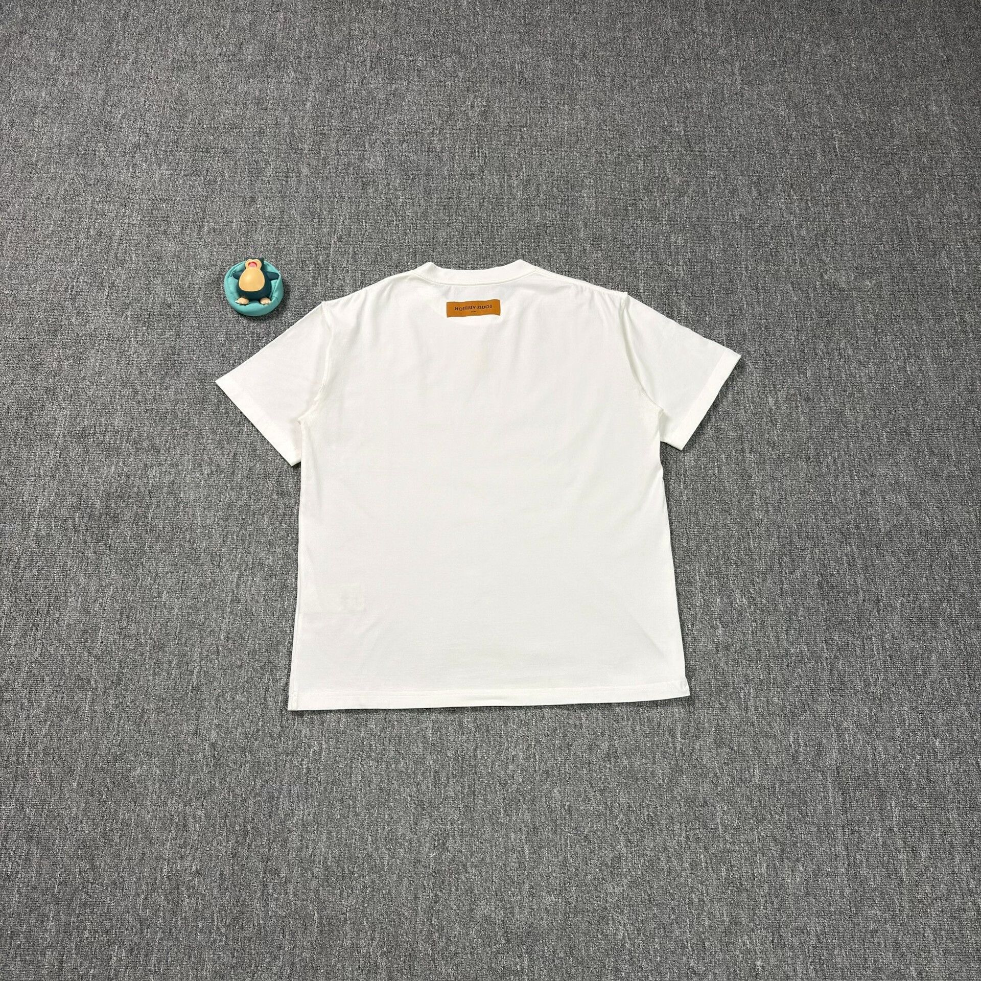 Louis Vuitton Louis Vuitton Embossed Logo T-Shirt Size L Size US L / EU 52-54 / 3 - 9 Thumbnail